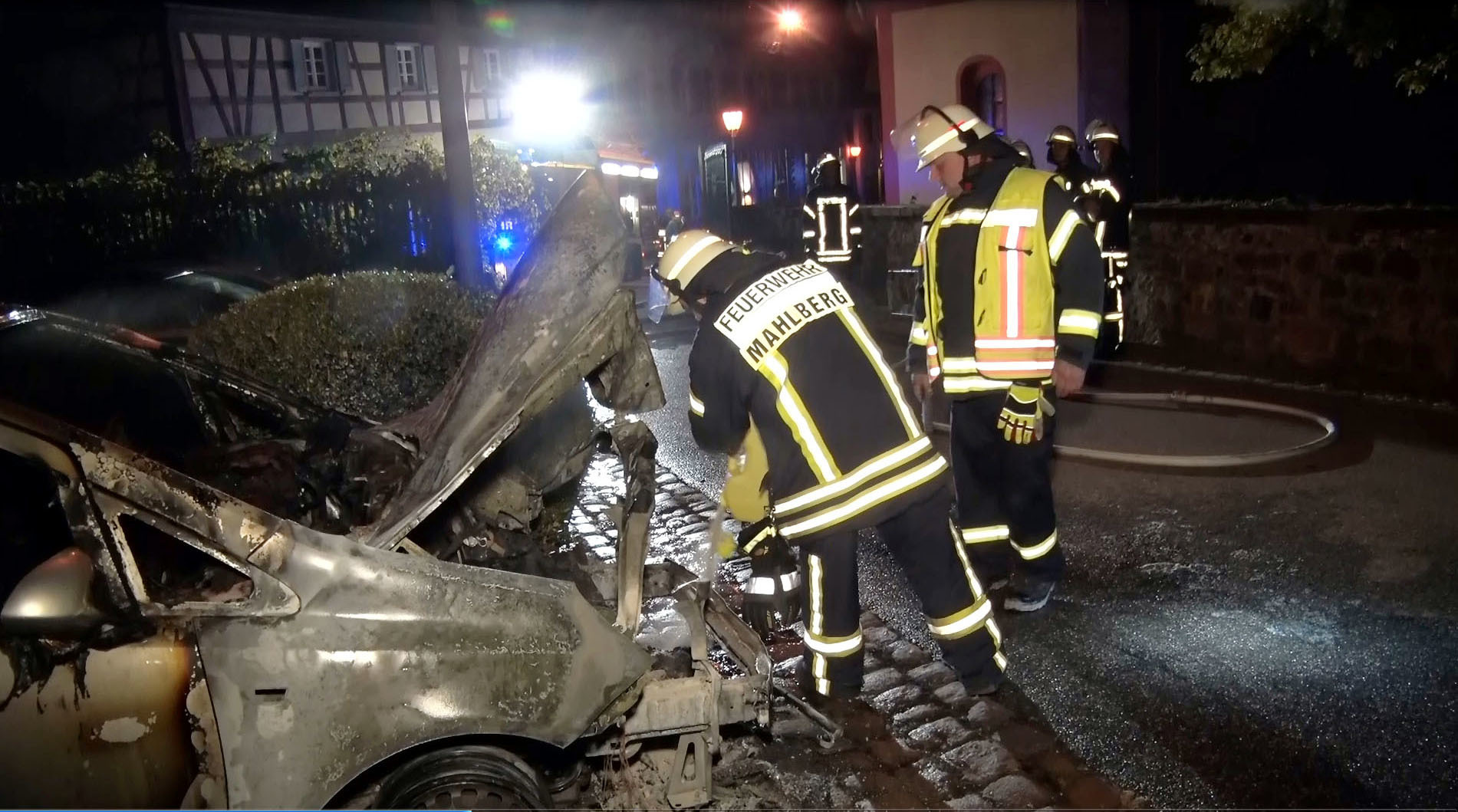 Auch in Mahlberg konnte die Feuerwehr das Ausbrennen des Fahrzeugs nicht verhindern.