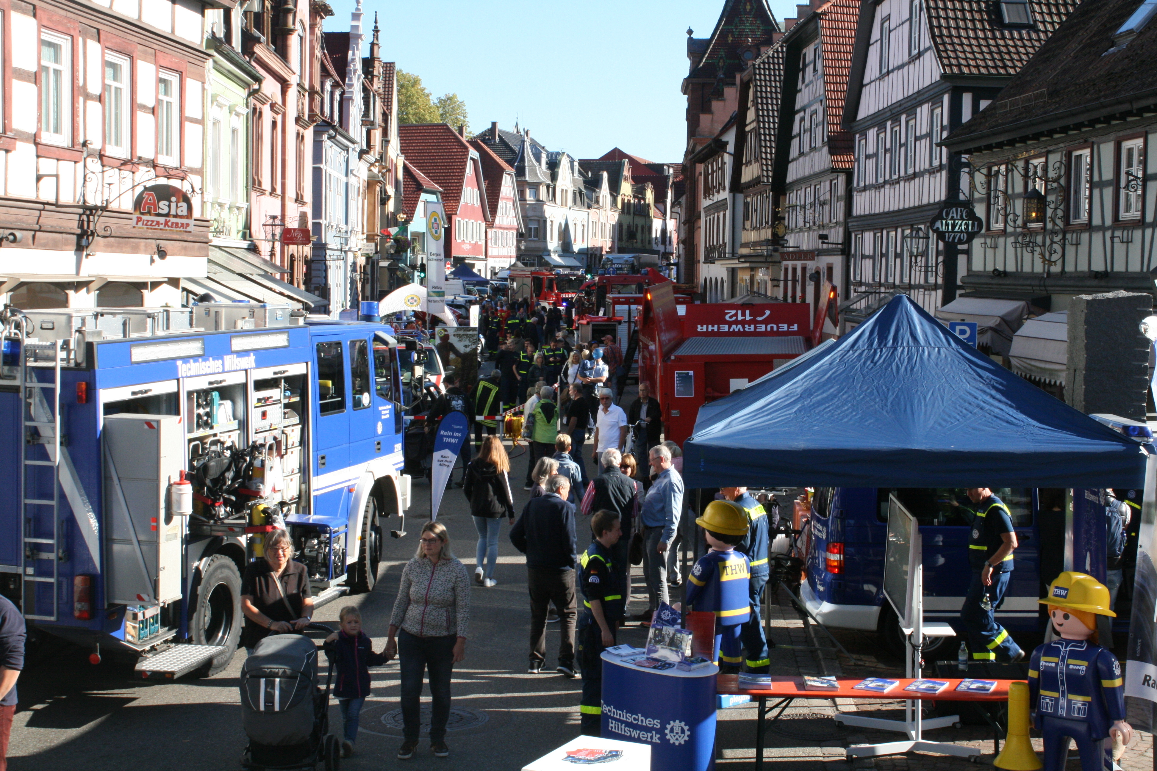 Die Hauptstraße in Zell stand am Samstag allen Rettungsorganisationen zur Verfügung.