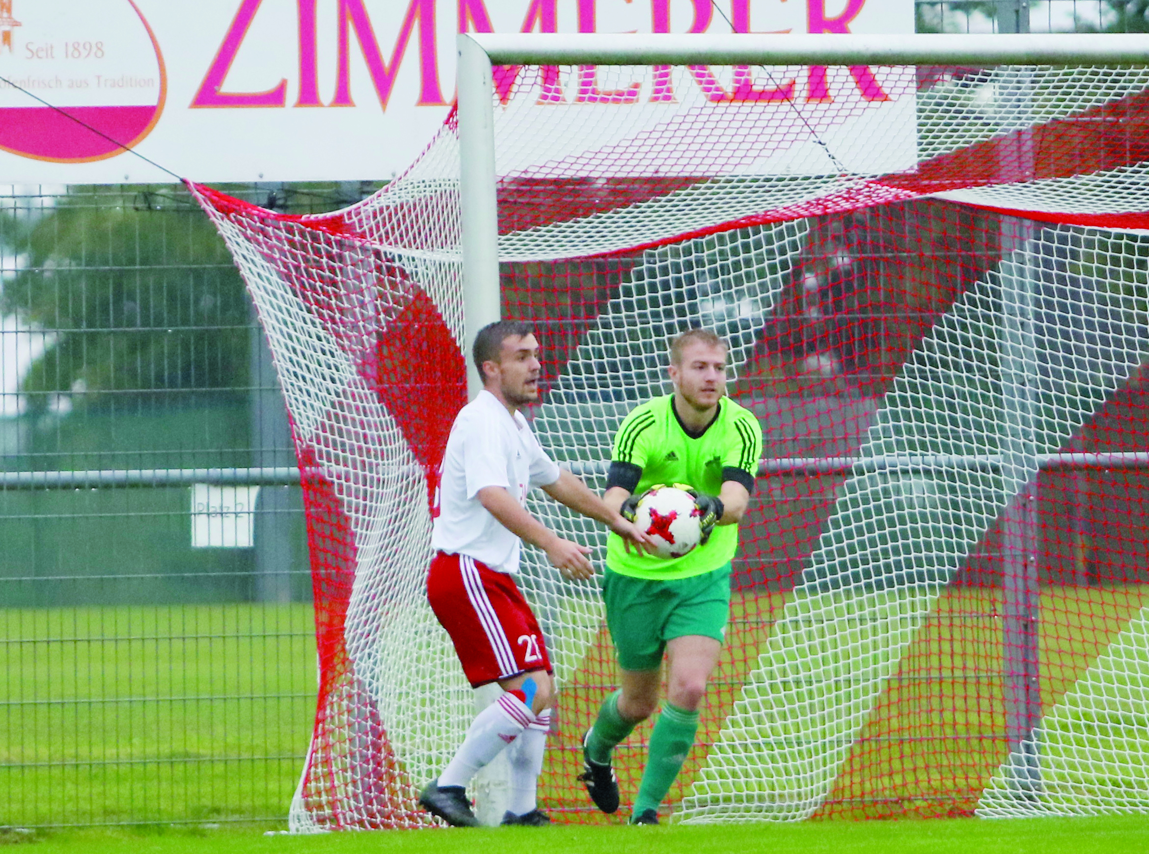 Der SV Stadelhofen (weißes Trikot) kassierte gestern eine empfindliche 0:4-Niederlage gegen Aufsteiger Würmersheim.