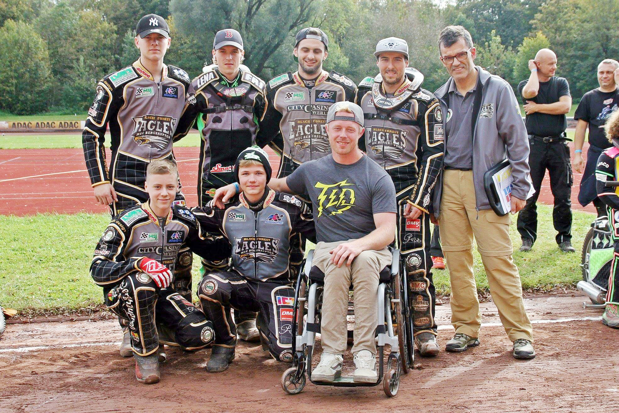 Das erfolgreiche Team des MSC Berghaupten, die "Black Forest Eagles" mit Teamchef Sönke Petersen (sitzend) und Betreuer Rainer Armbruster (rechts).