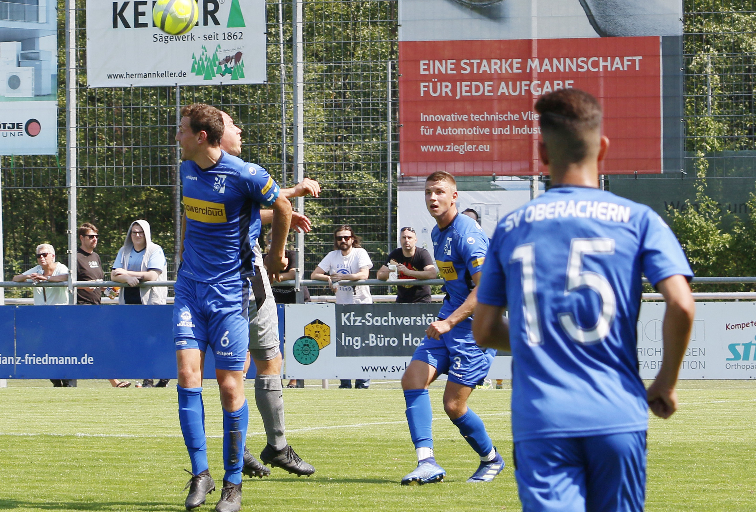 Die Abwehr des SV Oberachern konnte die 1:5-Niederlage in Reutlingen nicht verhindern.