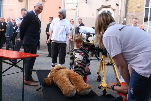 Dr. Anna Niederberger zeigt Thomas Strobel, wie sie Kindern die Rettung Verletzter erklären.