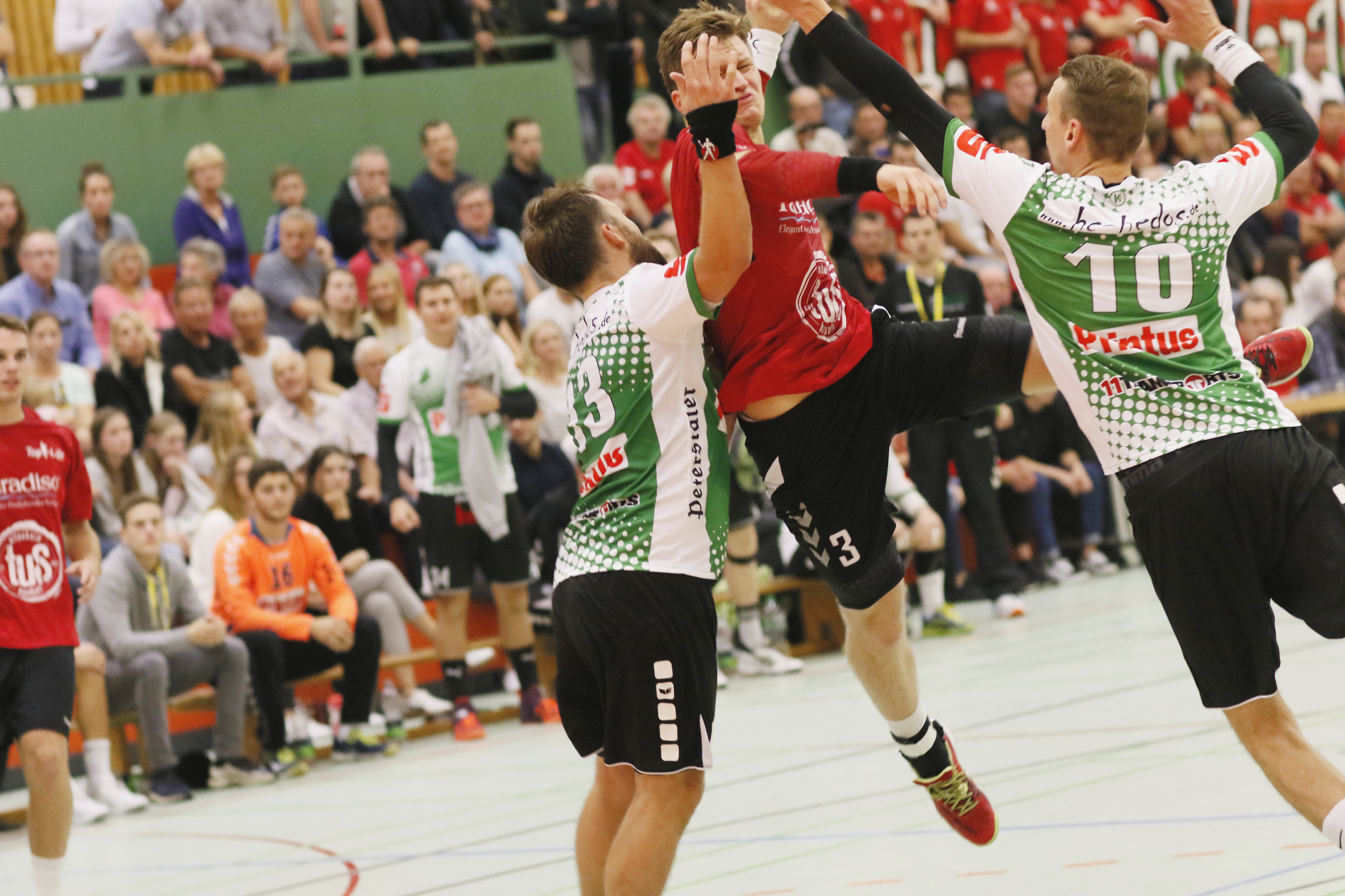 Hedos Elgersweier (grün-weißes Trikot) konnte im Derby den TuS Altenheim knapp mit 26:25 bezwingen.