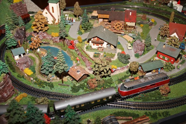 So sahen kleine Modelleisenbahnanlagen in den 60-ziger Jahren des vorherigen Jahrhundert aus. TRIX-EXPRESS Eisenbahn und die berühmten Häuschen der Firma FALLER aus Gütenbach. | Foto: Alfred Schramm