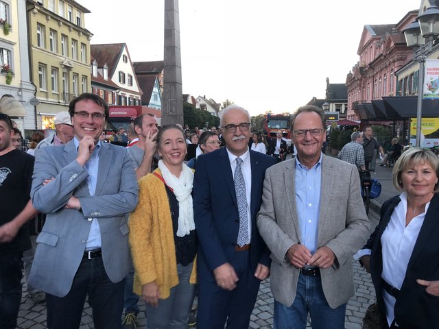 Volker Schebesta, Claudia und Toni Vetrano und Wolfgang Bruder verfolgen die Wahlergebnisse. | Foto: gro