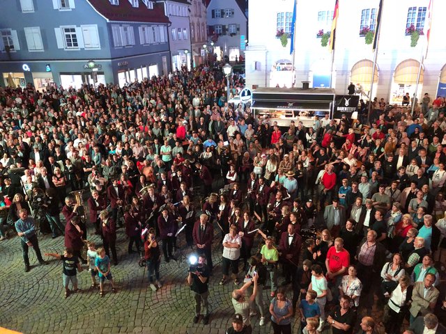 Die Menge wartet gespannt.... | Foto: ag