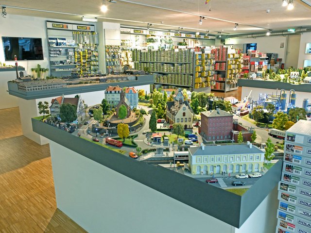 Ausstellungsraum und Museumsshop von FALLER. | Foto: Alfred Schramm