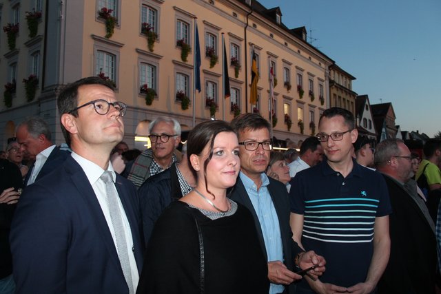 Gespannt warten Marco Steffens und seine Ehefrau Anne auf das vorläufige Endergebnis. Daneben Albert Glatt, CDU-Fraktionschef | Foto: gro