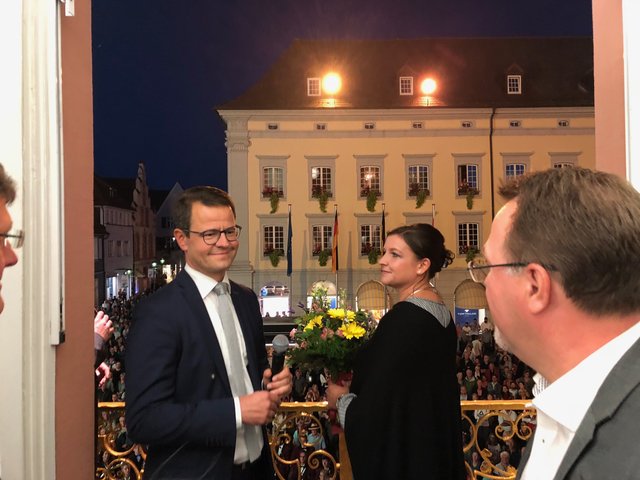 Marco Steffens und seine Frau Anne auf dem Rathausbalkon | Foto: ag