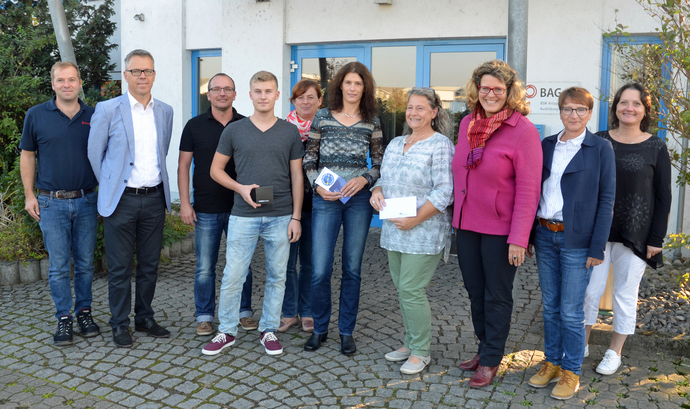 von links: Michael Enderle von der BAG – BSW Anlagenbau und Ausbildung GmbH, Andreas Volkert, Geschäftsführer der BAG, Kai König von der RMA, Gewinner Roman Kimmig, Barbara Jurisch von der BAG, die Gewinnerinnen Heike Fehr und Manuela Hummel, Wirtschaftsförderin Fiona Härtel, Silvia Kunz vom Raiffeisen Kraftfutterwerk und Elke Brückner von der Koehler Paper Group.