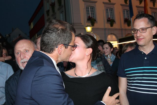 Im ersten Wahlgang geschafft - dafür gibt es einen Kuss. | Foto: gro