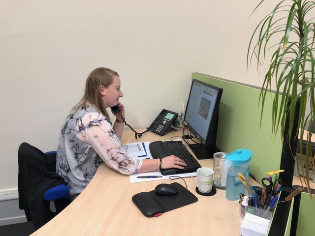 Wahlzentrale im Offenburger Rathaus: Marie-Christine Gabriel nimmt die Ergnisse aus den einzelnen Wahlbezirken an. | Foto: ag