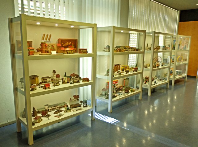 Glasvitrinen mit Gebäudemodellen aus 50-ziger und 60-ziger Jahren.  | Foto: Alfred Schramm
