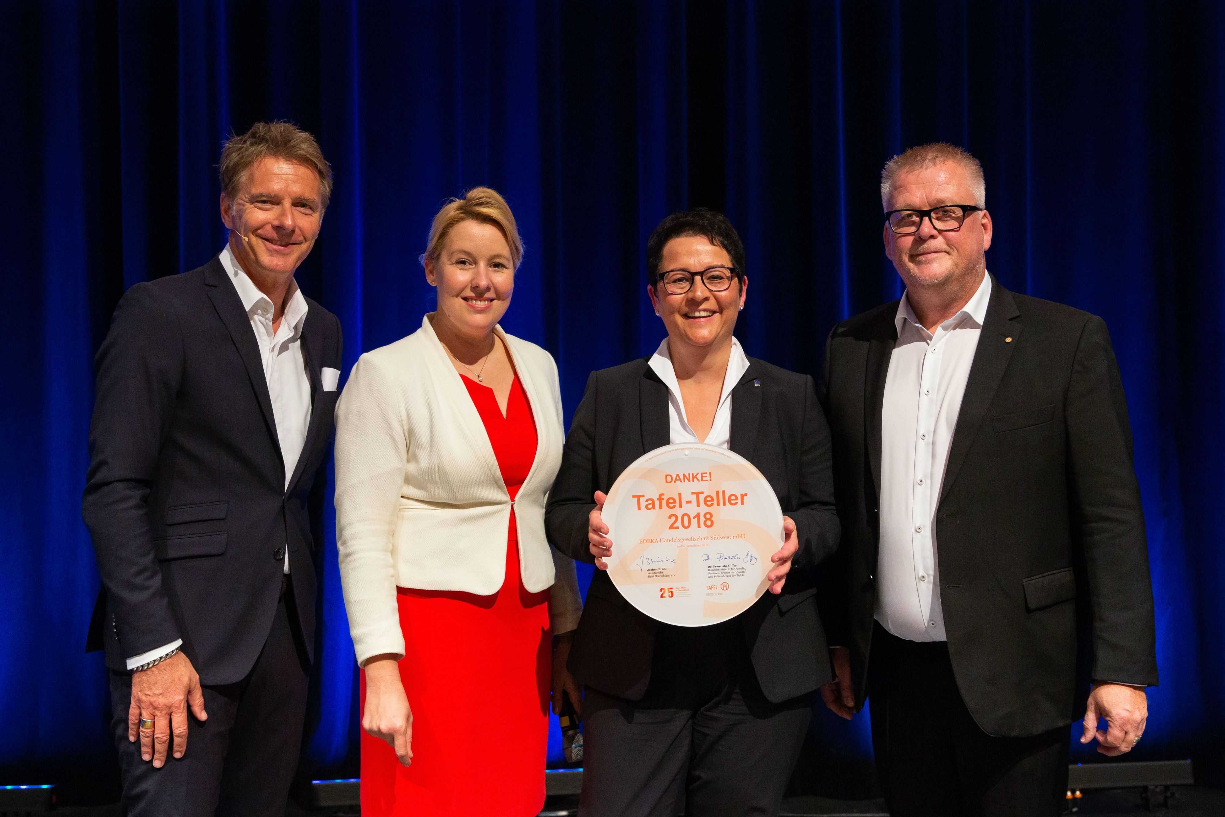 Moderator Jörg Pilawa, Familienministerin Franziska Giffey, Michaela Meyer und Jochen Brühl bei der Preisverleihung (von links)