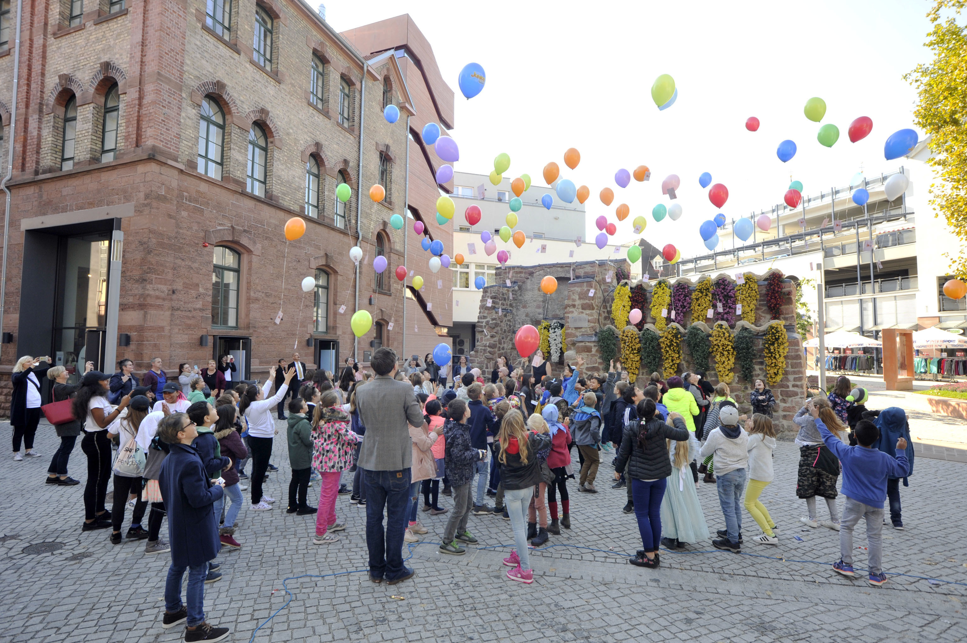 Zum Auftakt des Frederick-Tags schickten Lahrer Schüler Luftballons mit Leseempfehlungen auf die Reise.