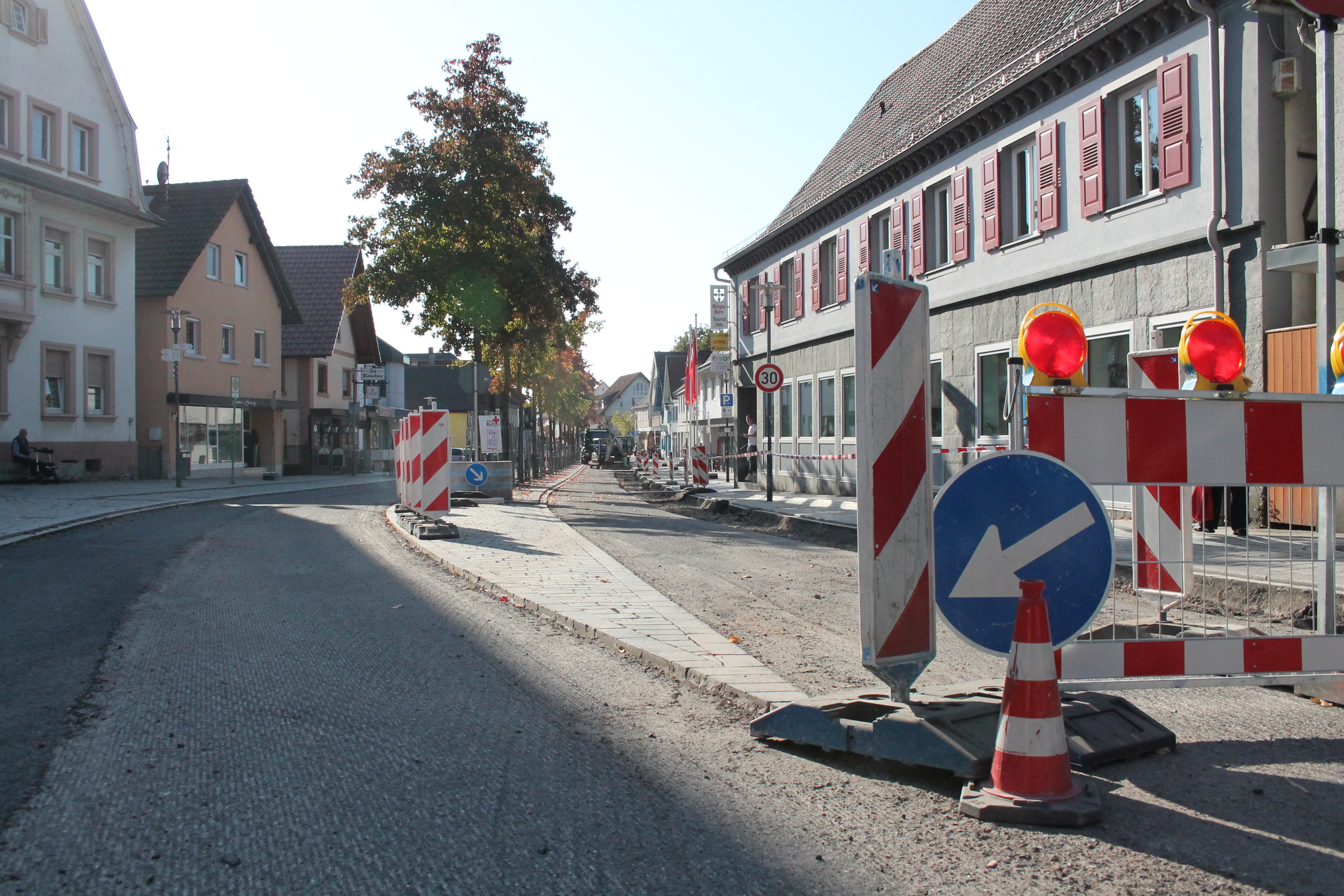 Auf der Eisenbahnstraße in der Stadt Renchen sind die Bauarbeiten im vollem Gange.