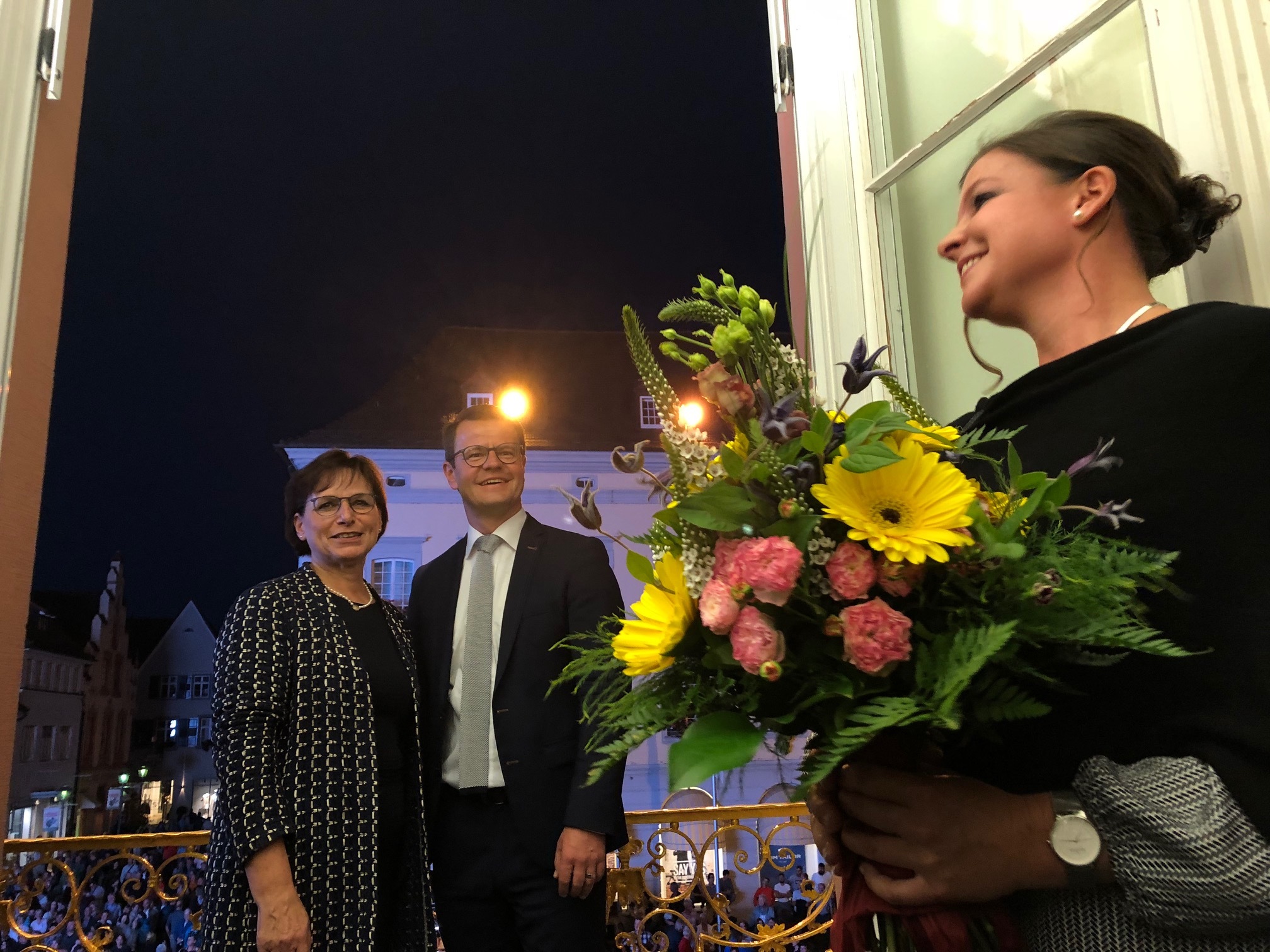 Die amtierende Offenburger Oberbürgermeisterin Edith Schreiner und ihr Nachfolger Marco Steffens, am Wahlabend, rechts seine Ehefrau Anne.