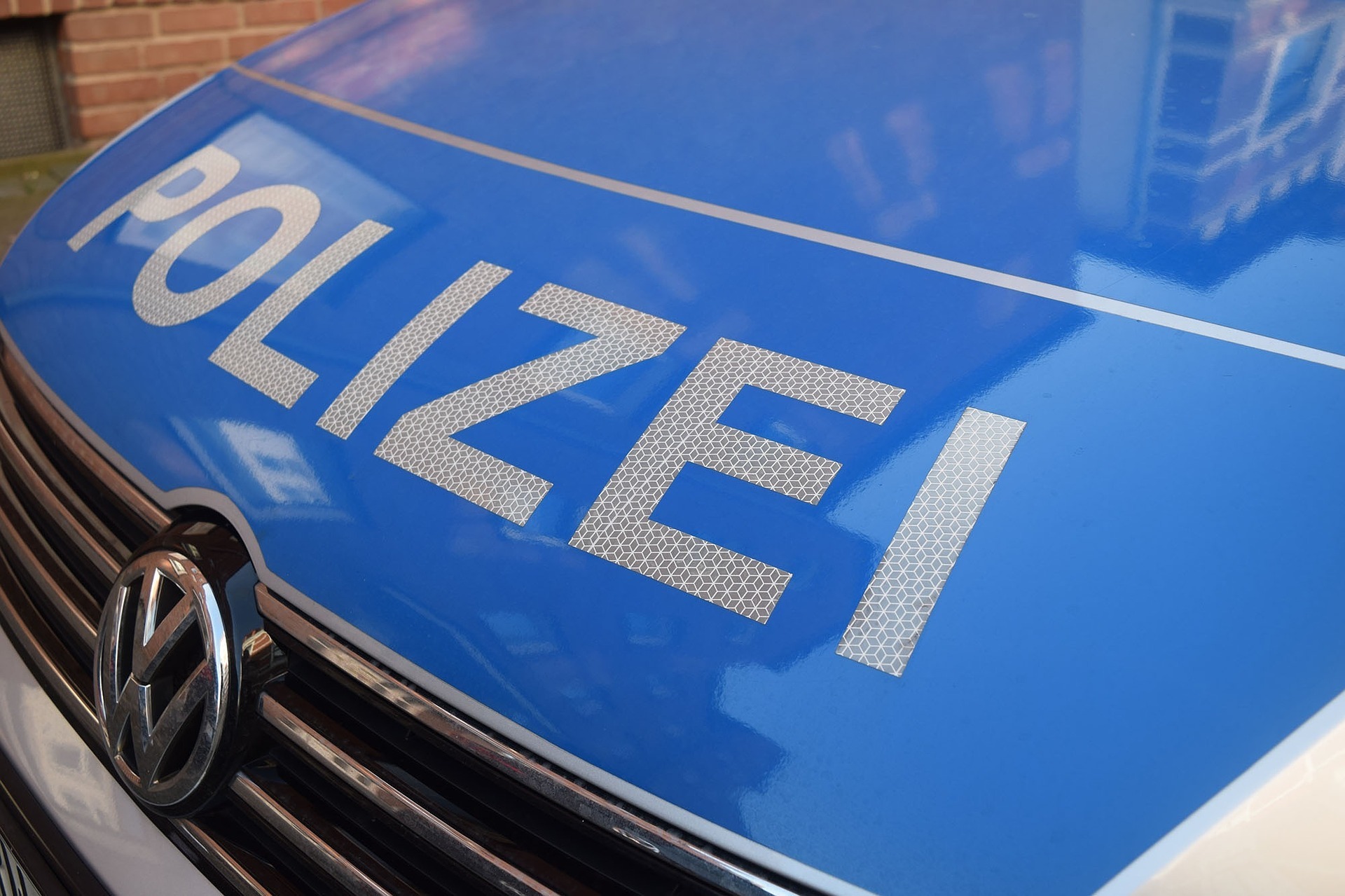 Alkoholtest der Polizei beweist: Autofahrer fährt mit einem Promille Auto.