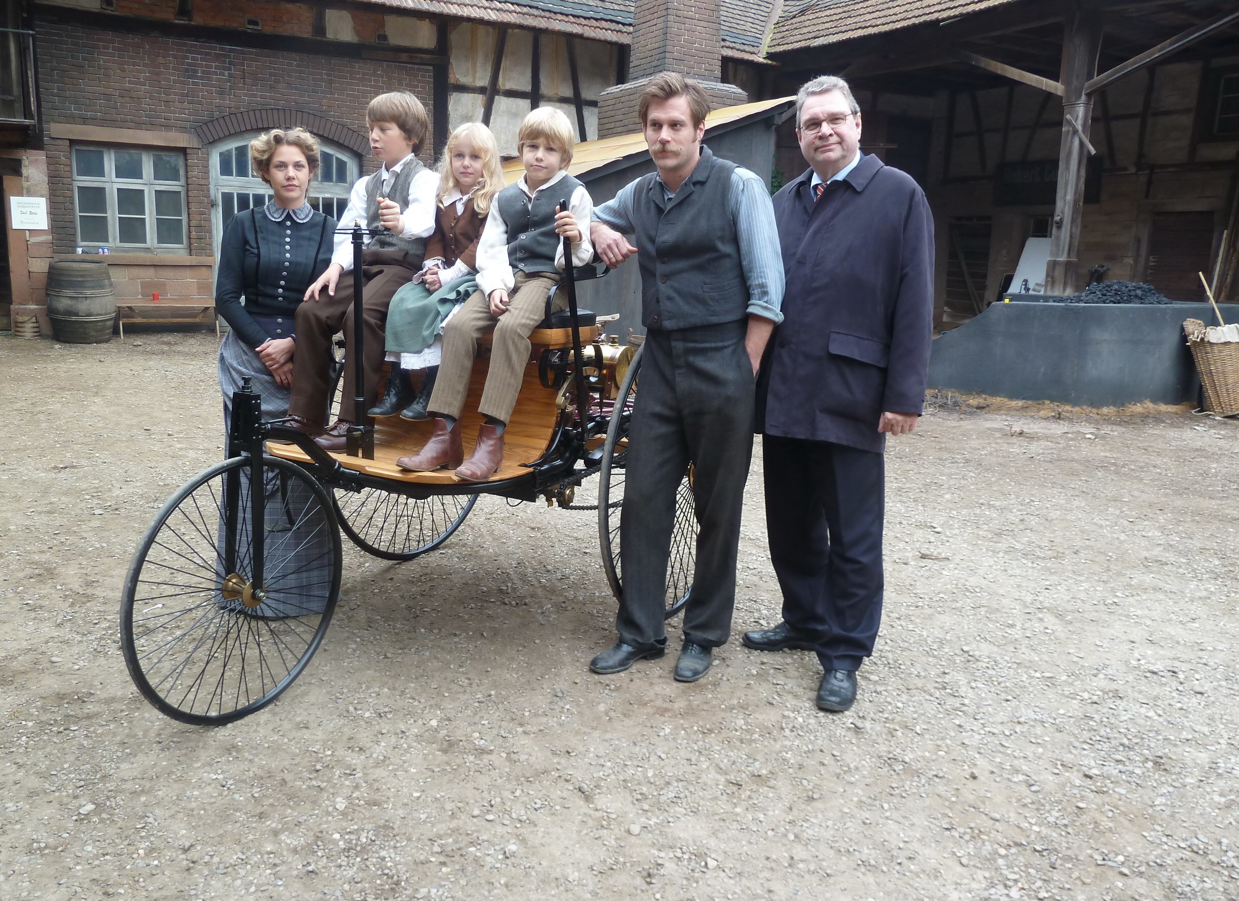 "Familie Benz" bei den Dreharbeiten: Felicitas Woll spielte Bertha (l.), Ken Duken (2. v. r.) Carl Benz. Der damalige Bürgermeister Gerhard Borchert besuchte ebenfalls die Filmcrew.