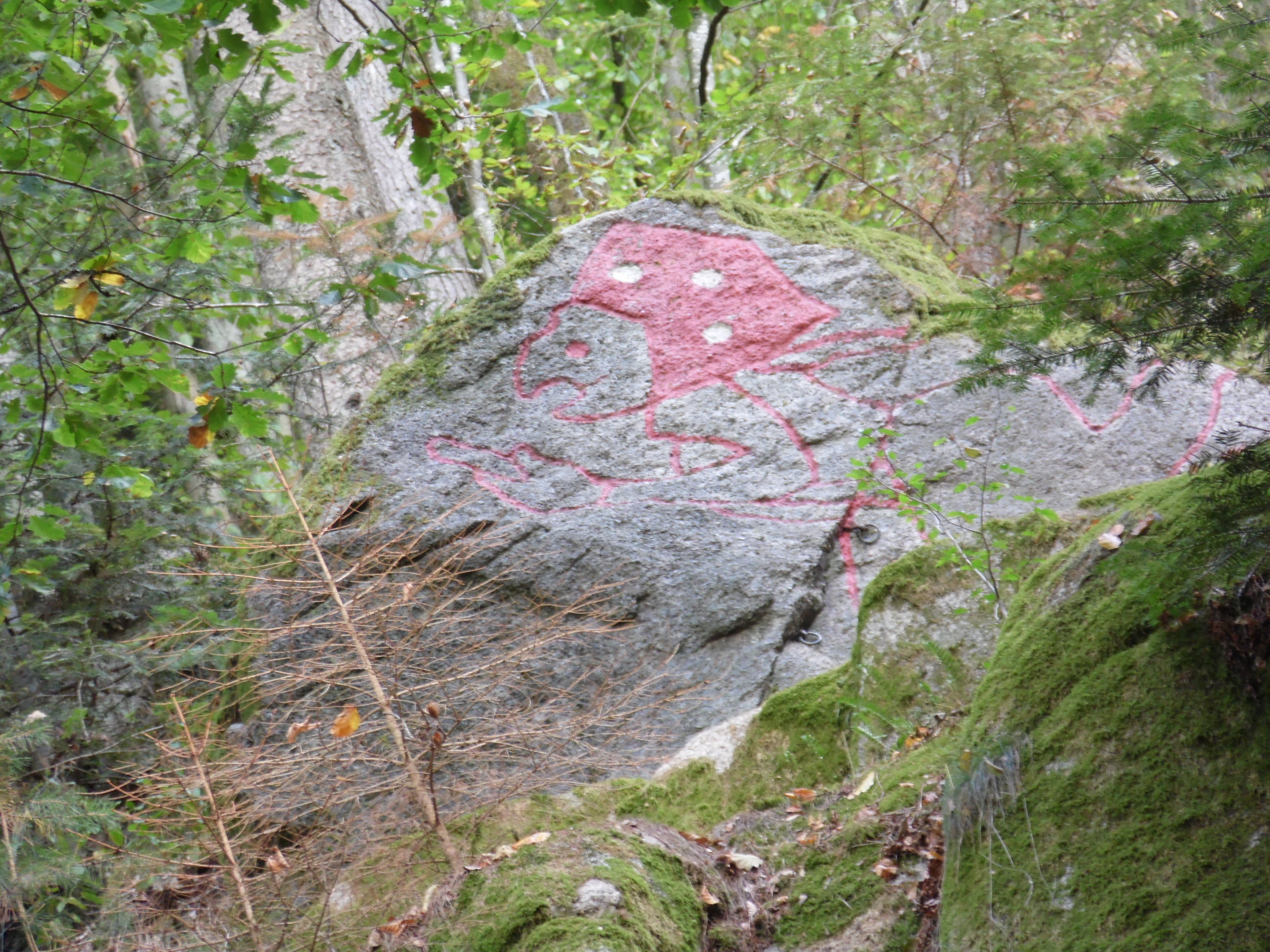 Die Hexe auf dem Hexenfelsen wurde von Karl Fritz in den Felsen gemeißelt.