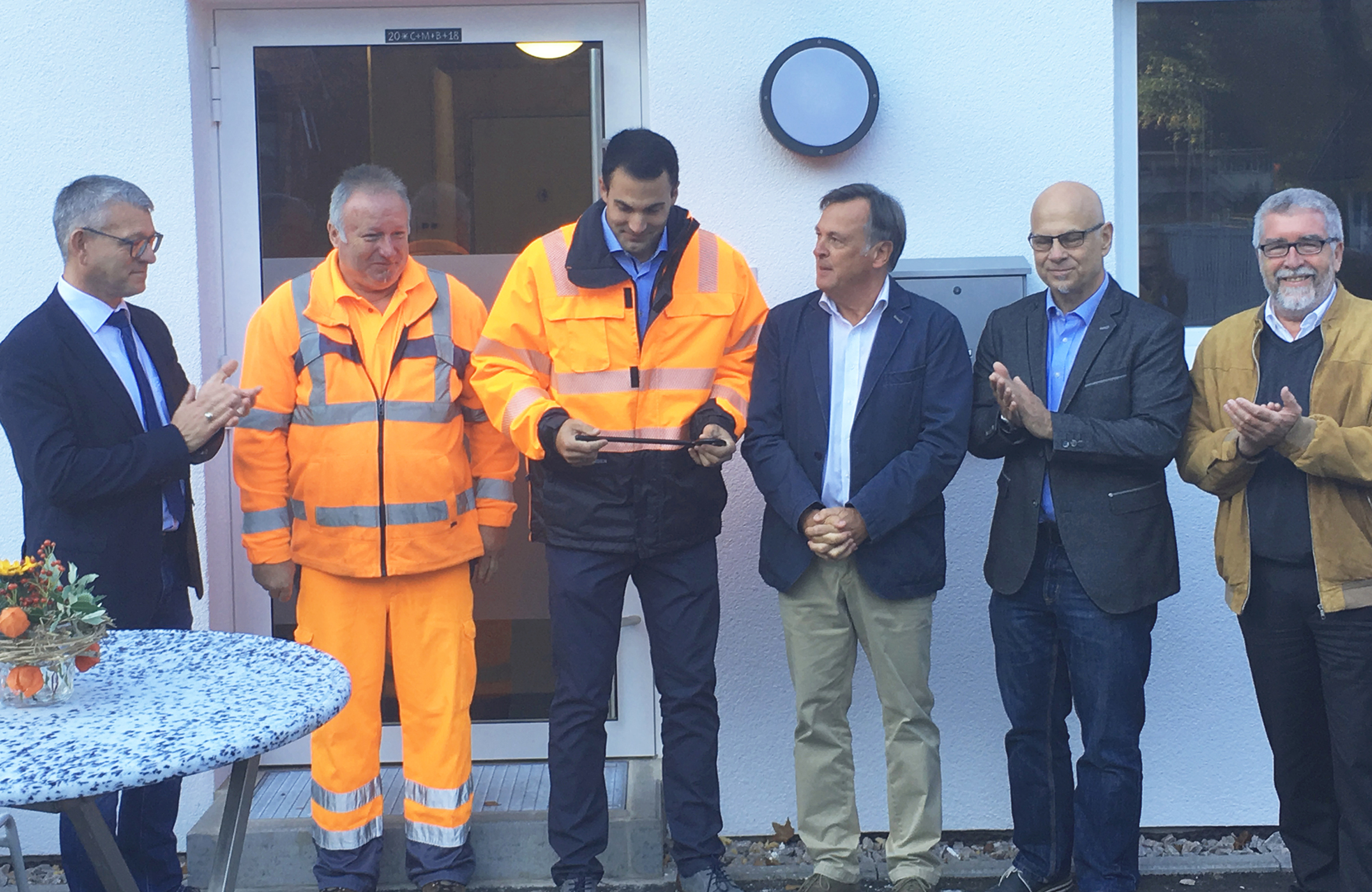 Über das neue Gebäude am Stützpunkt Oppenau-Ibach freuten sich (v. l. n. r.): Bürgermeister Uwe Gaiser von der Stadt Oppenau, Herbert Bohnert, Kolonnenführer am Stützpunkt Ibach, Marcel Schiff, Straßenmeister der Straßenmeisterei Offenburg, Architekt Alfons Burkart, Dezernent Michael Loritz und Gero Morlock vom RP Freiburg.