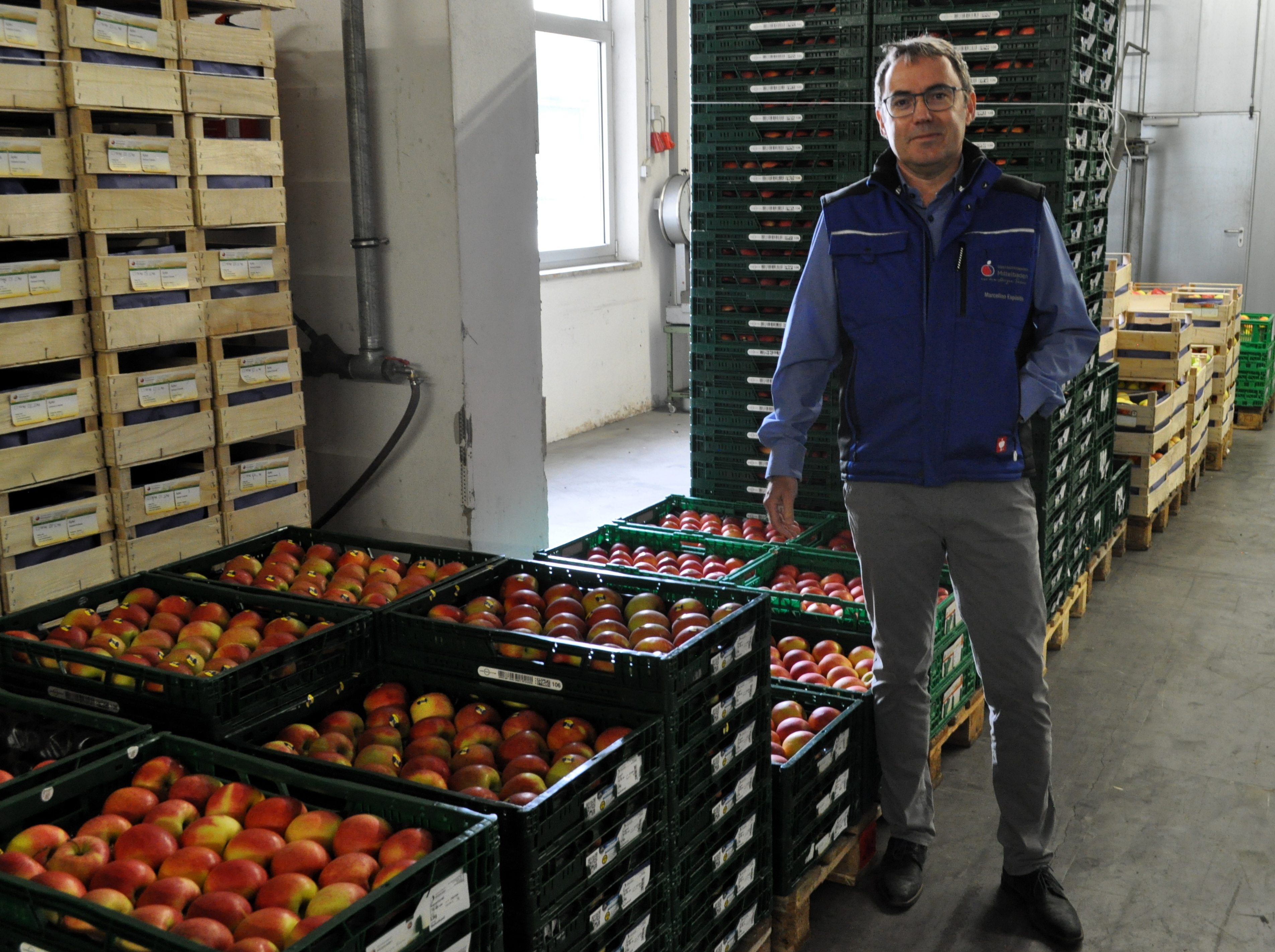 Marcelino Expósito, Geschäftsführer des Obstgroßmarktes Oberkirch, steht im Auslieferungslager des Unternehmens.