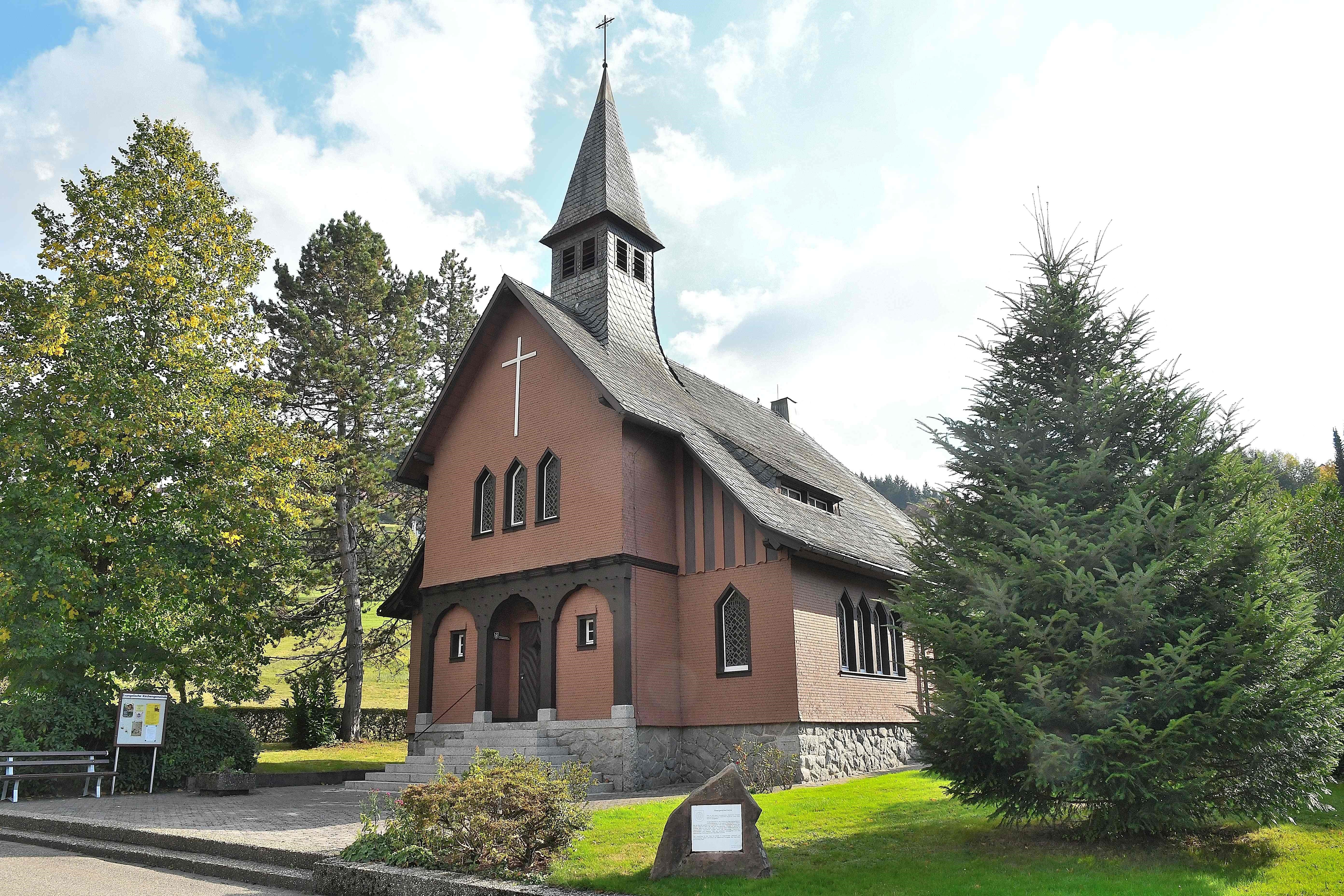 Die Kirche in Ottenhöfen ist ein Kleinod, denn sie ist nach dem Vorbild skandinavischer Stabkirchen gebaut.