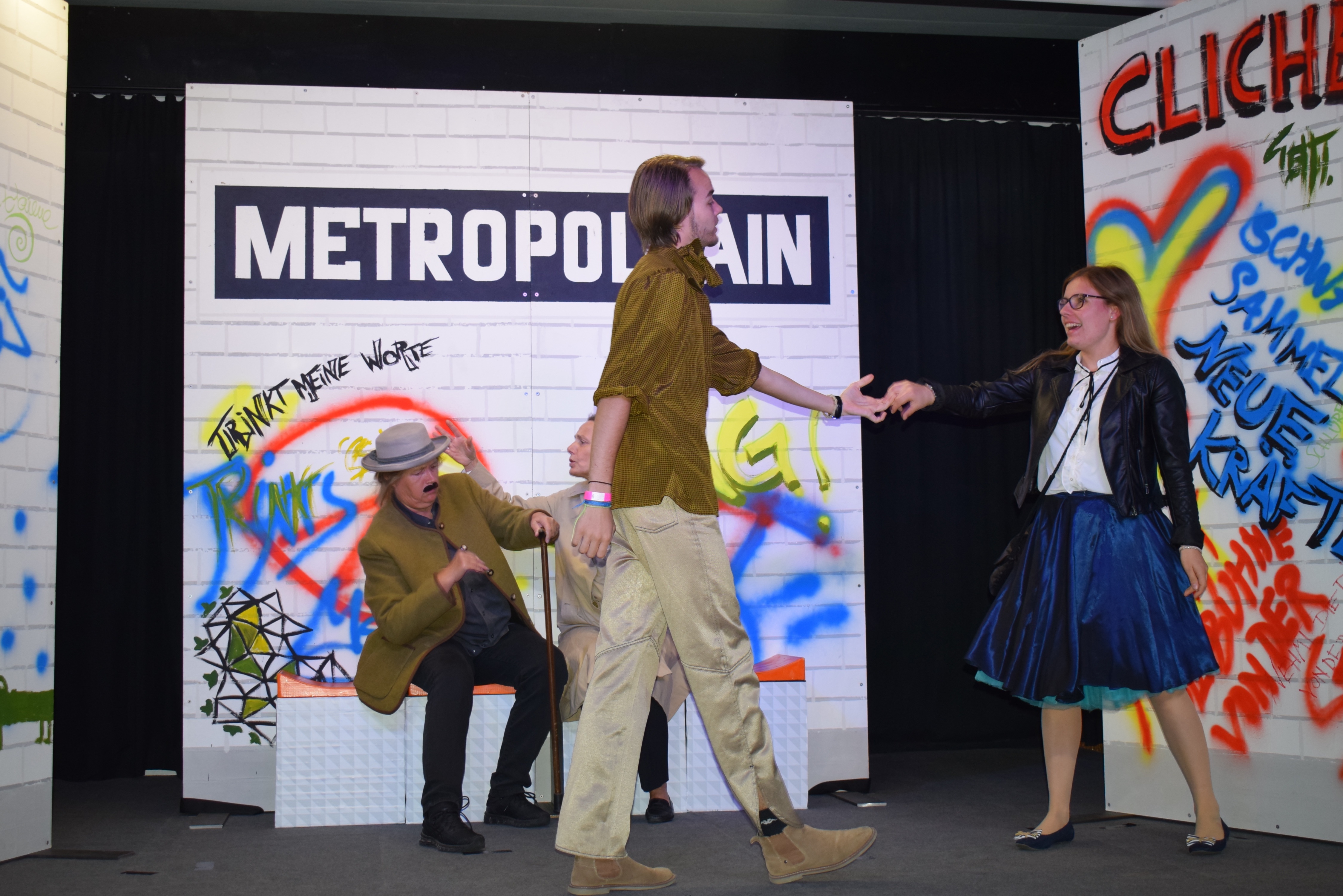Absurd wie in der Anonymität der U-Bahn geht es häufig im Herbststück des Illenau-Theaters zu.