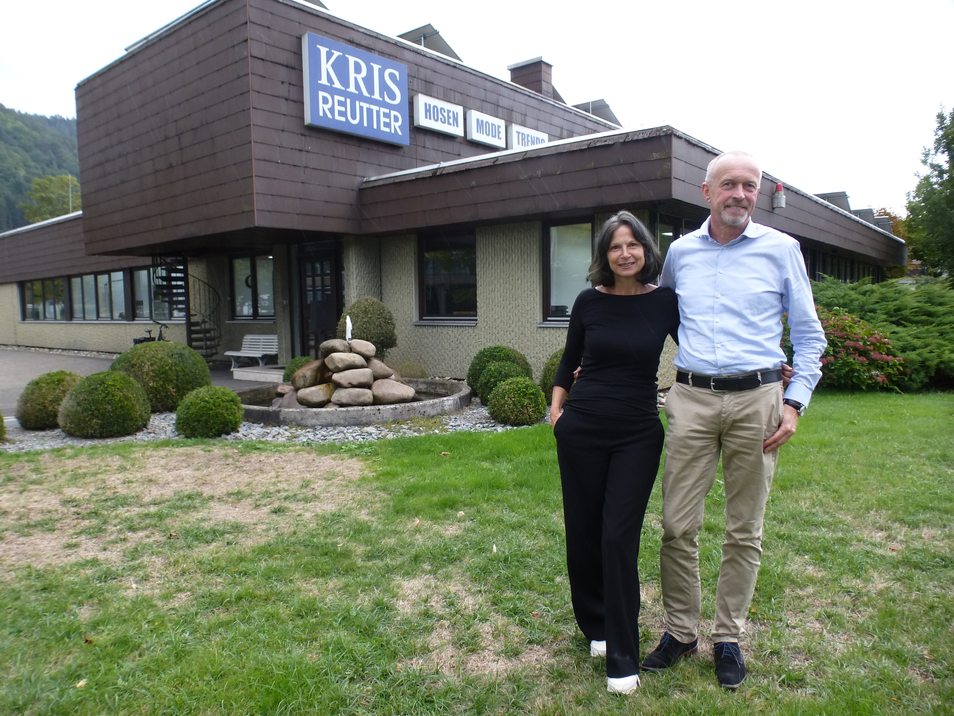 Kristina und Roland Reutter-Hopp vor dem Firmengebäude des Bekleidungsunternehmens Reutter GmbH in Gutach