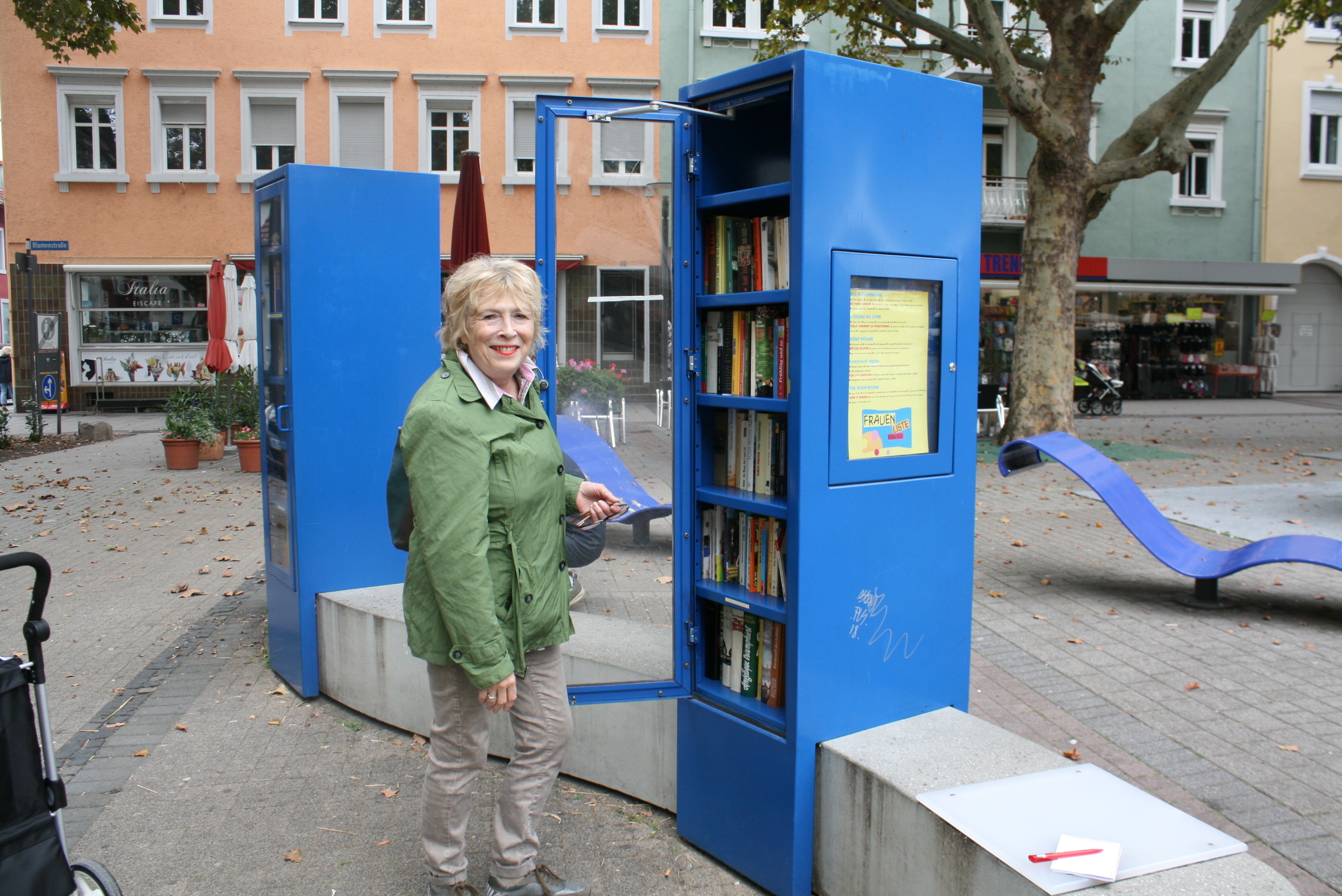 Ingrid Kaufmann gehört zu denjenigen, die den Bücherwurm pflegen, auf Sauberkeit achten und die Leseproben im Auge haben.