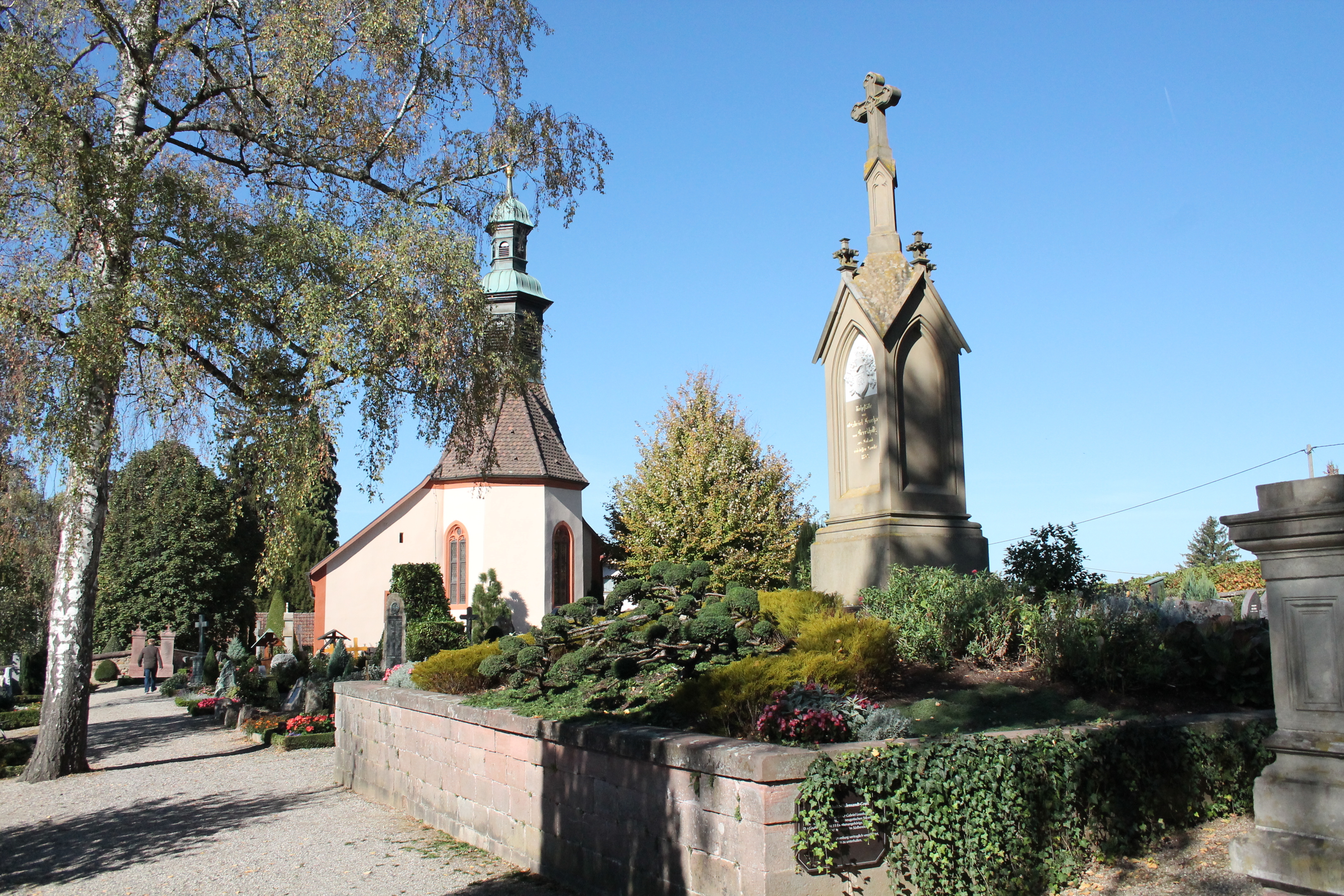 Hoch über Ortenberg liegt der Bühlwegfriedhof, auf dem die Schlossherren bestattet wurden.