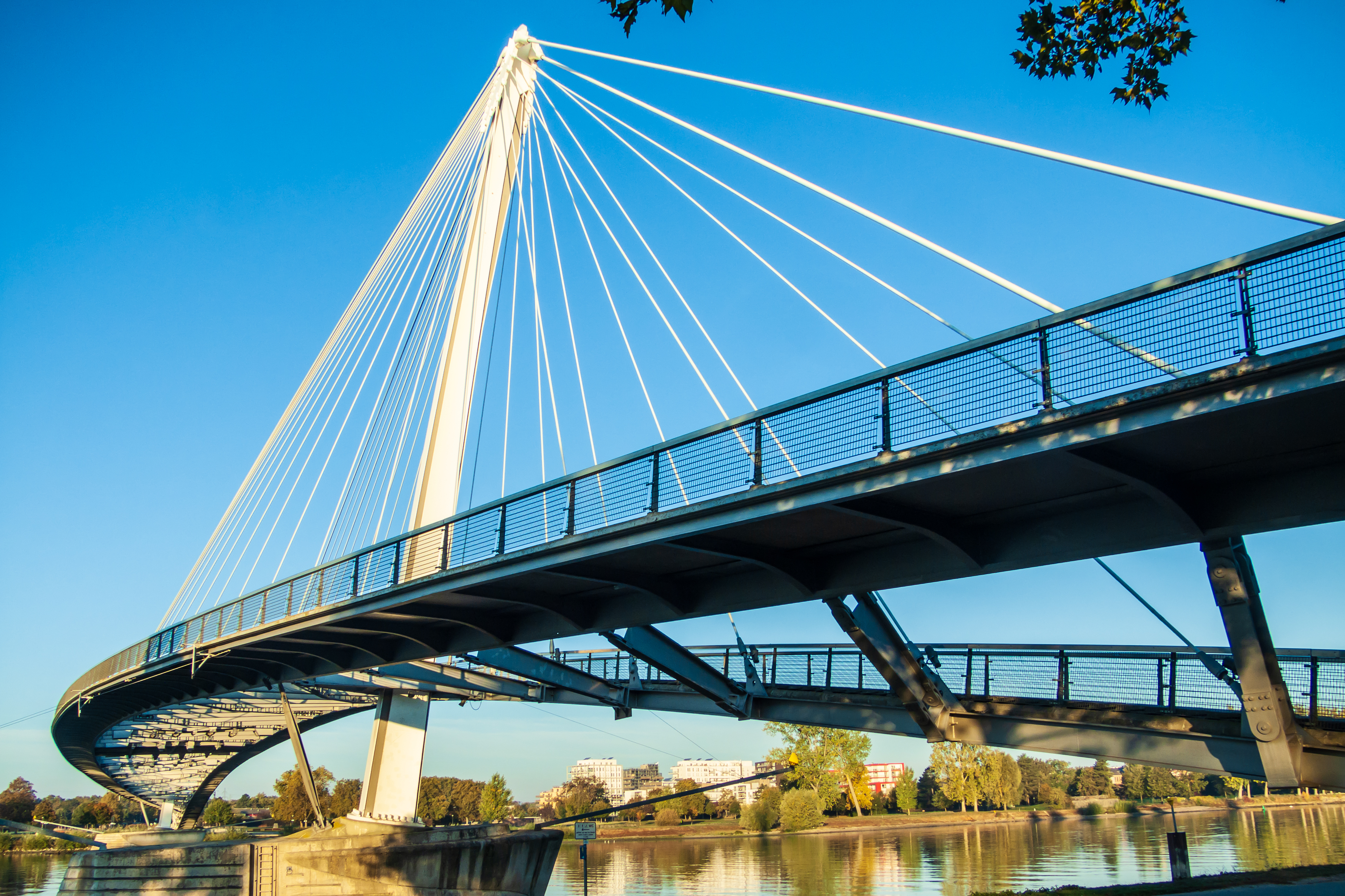 Eine Brücke schlagen zwischen Deutschland und Frankreich zur Überwindung der Grenze.