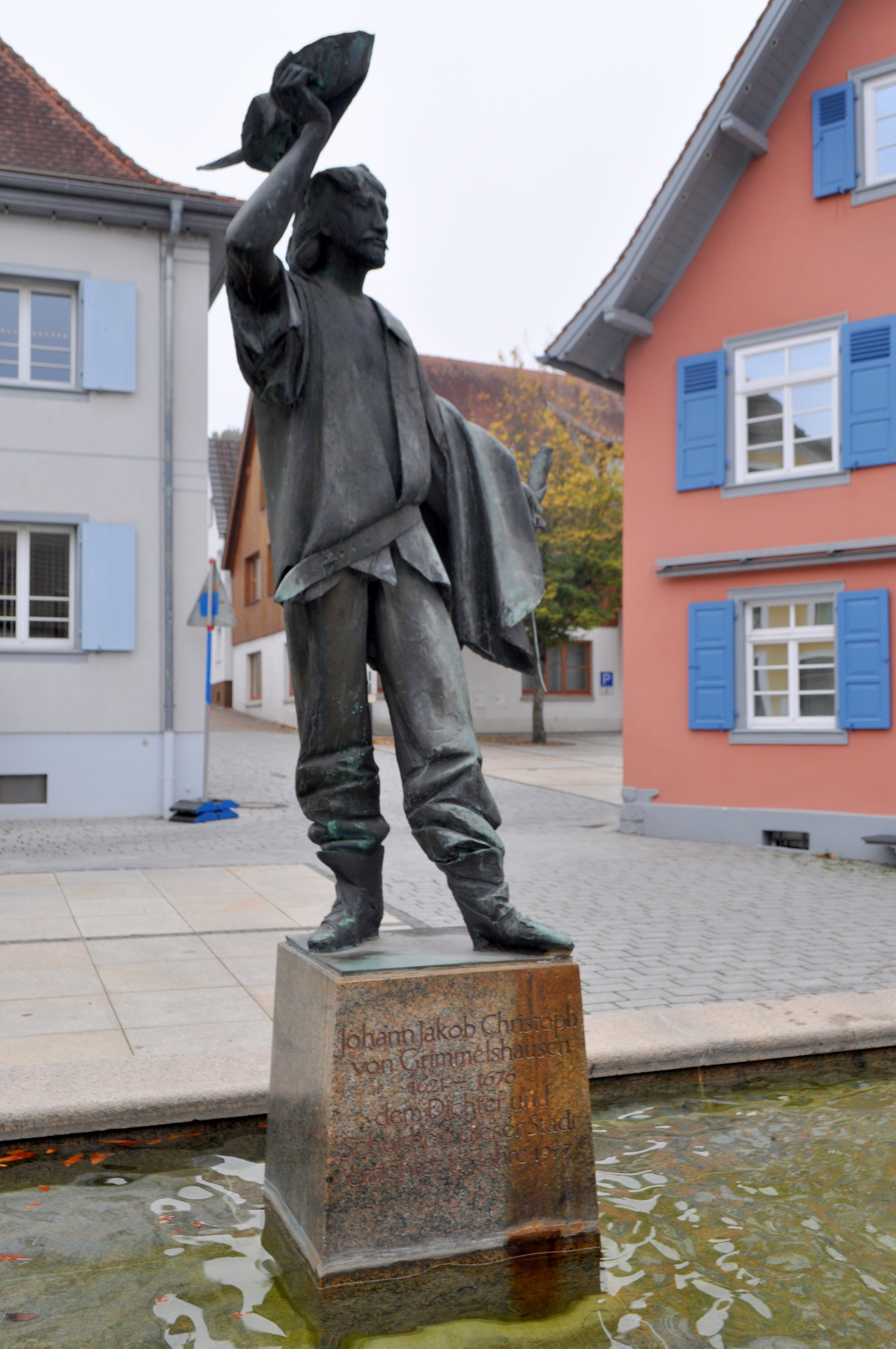 Grimmelshausen-Denkmal zwischen Rathaus und Museum Renchen