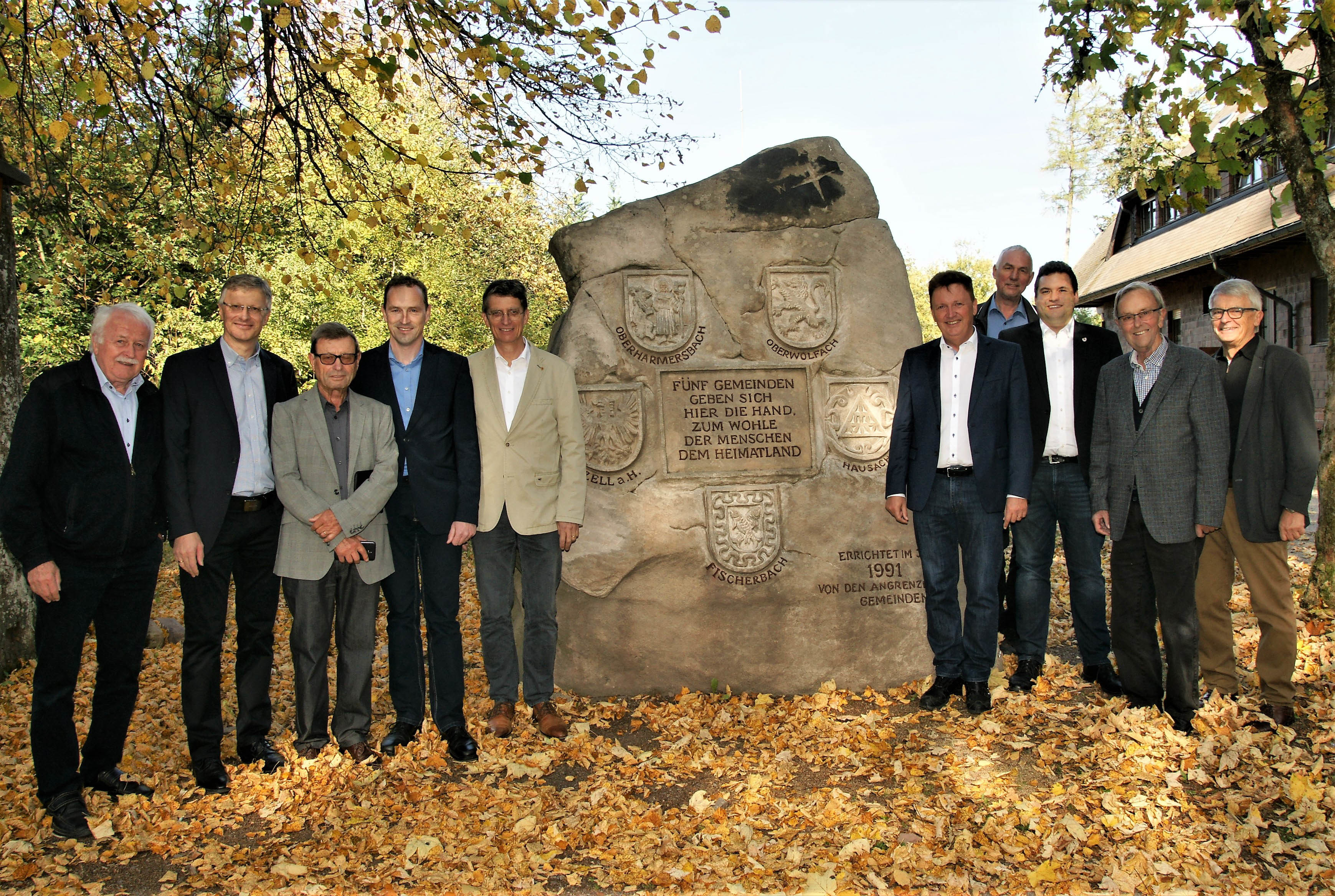 Foto: v.l.: BM a.D. Hans-Martin Moll (Zell am Harmersbach), BM a.D. Siegfried Huber (Oberharmersbach), BM a.D. Ottmar Ritter (Oberharmersbach), BM Richard Weith (Oberharmersbach), BM Thomas Schneider (Fischerbach), BM Wolfgang Herrmann (Hausach), BM a.D. Jürgen Nowak (Oberwolfach), BM Matthias Bauernfeind (Oberwolfach), BM a.D. Manfred Wöhrle (Hausach) und BM a.D. Manfred Kienzle (Hausach).