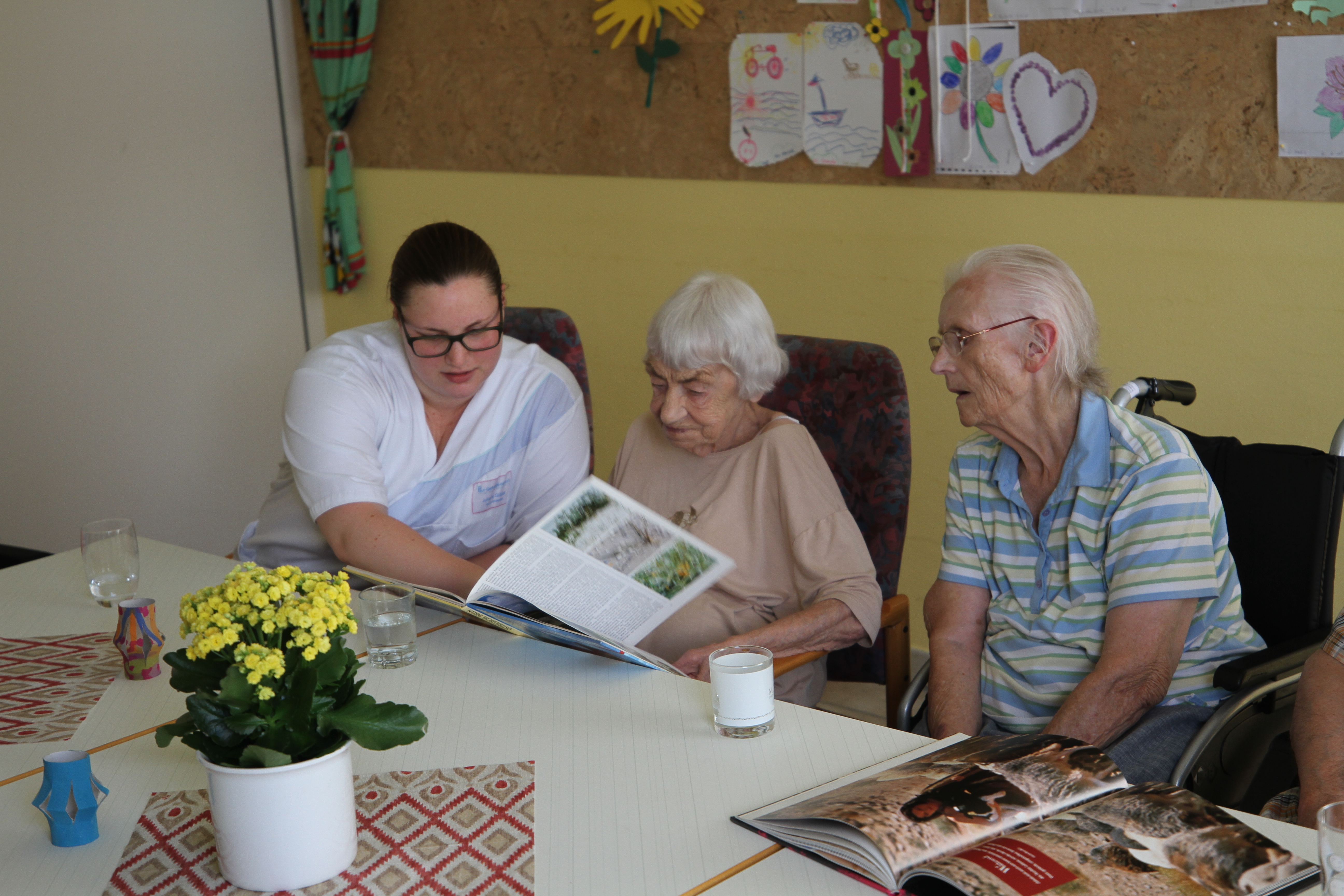 Weil der Bedarf immer größer wird, werden immer mehr Pflegekräfte gebraucht.