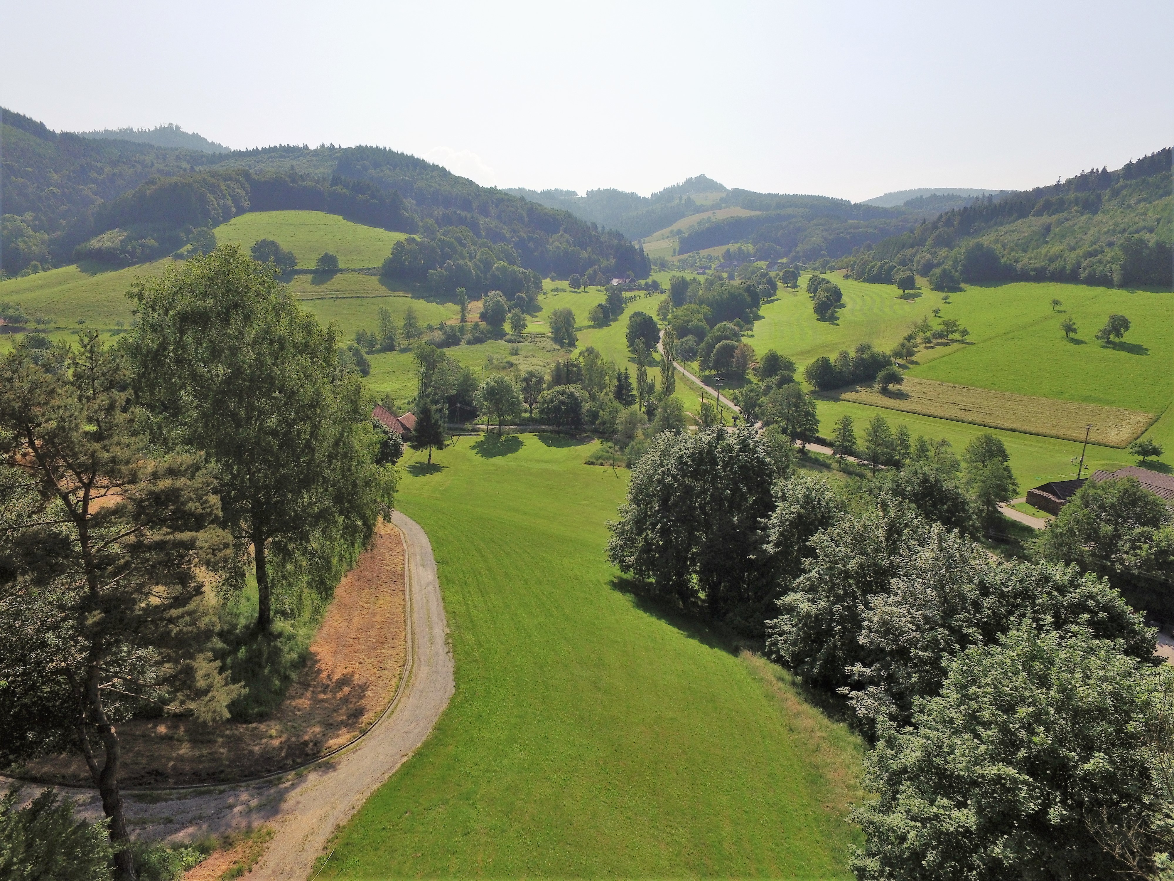 Traumhaftes Grün in idyllischer Landschaft wird den Golfern in Reichenbach geboten.