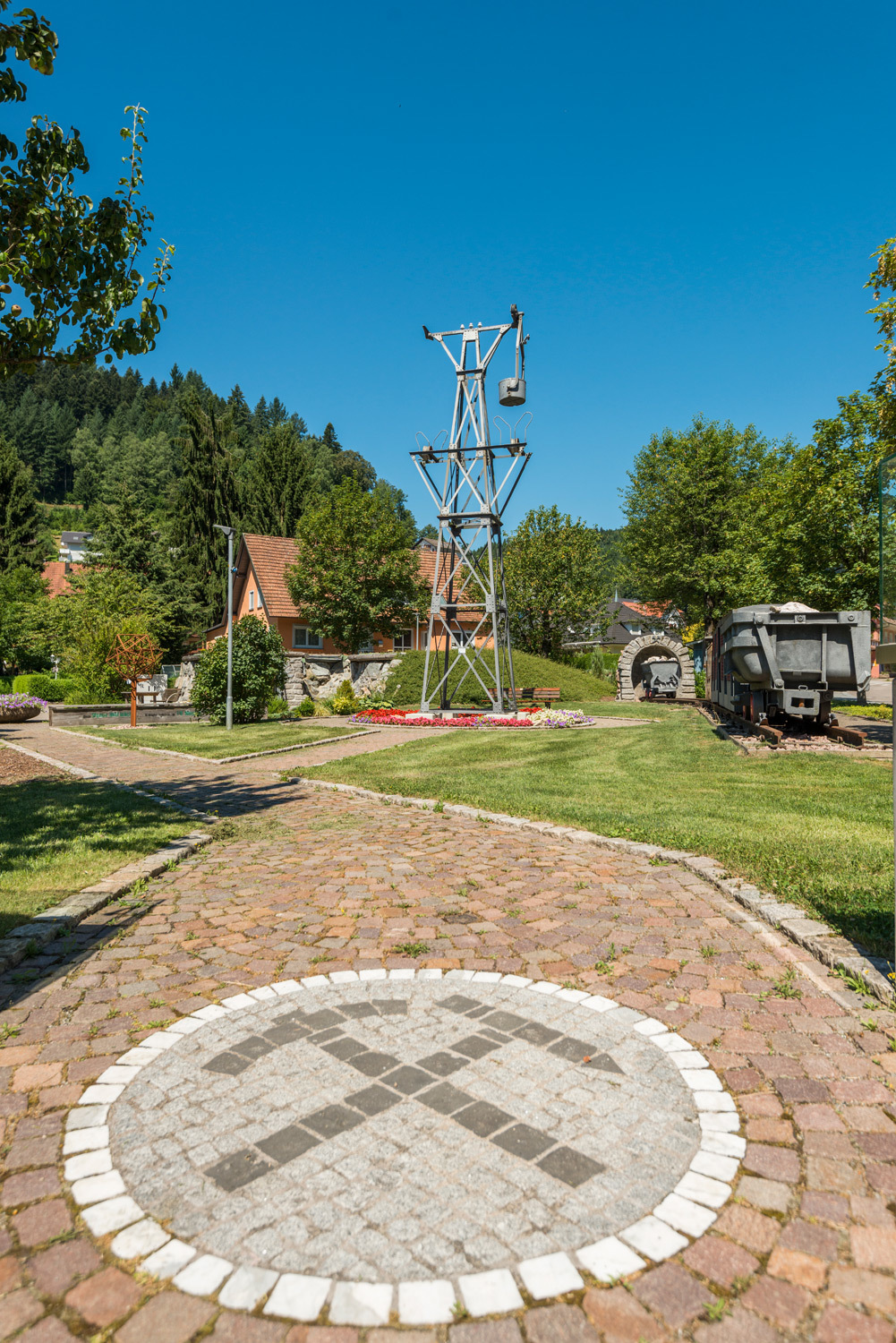 Der original Masten der Schwarzenbruch-Schwer-Flussspat-Seilbahn zeigt schon von weitem den Weg.