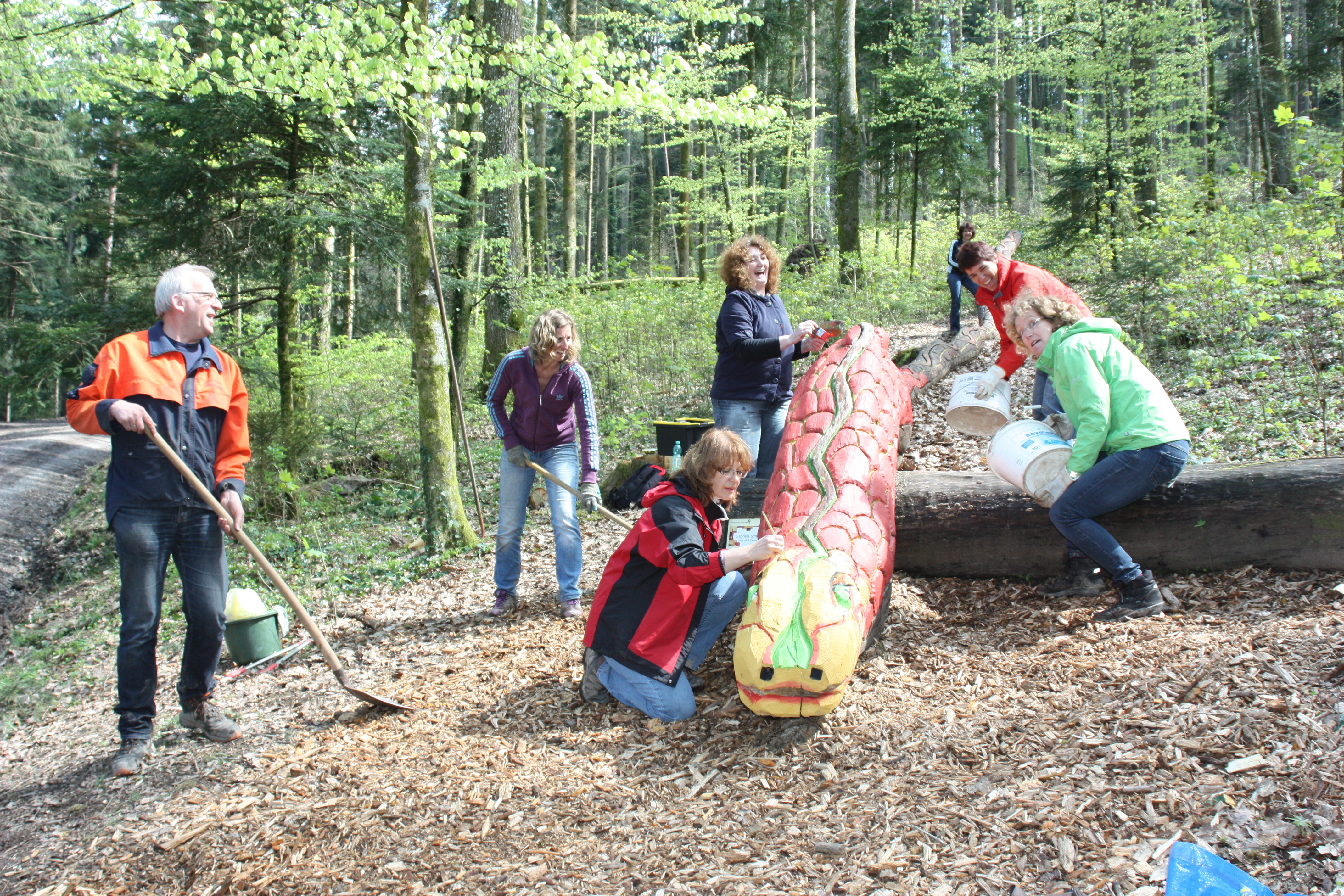 Die Frauen der Gruppe "Junges Hausach" kümmern sich um den liebevoll angelegten Abenteuerweg.