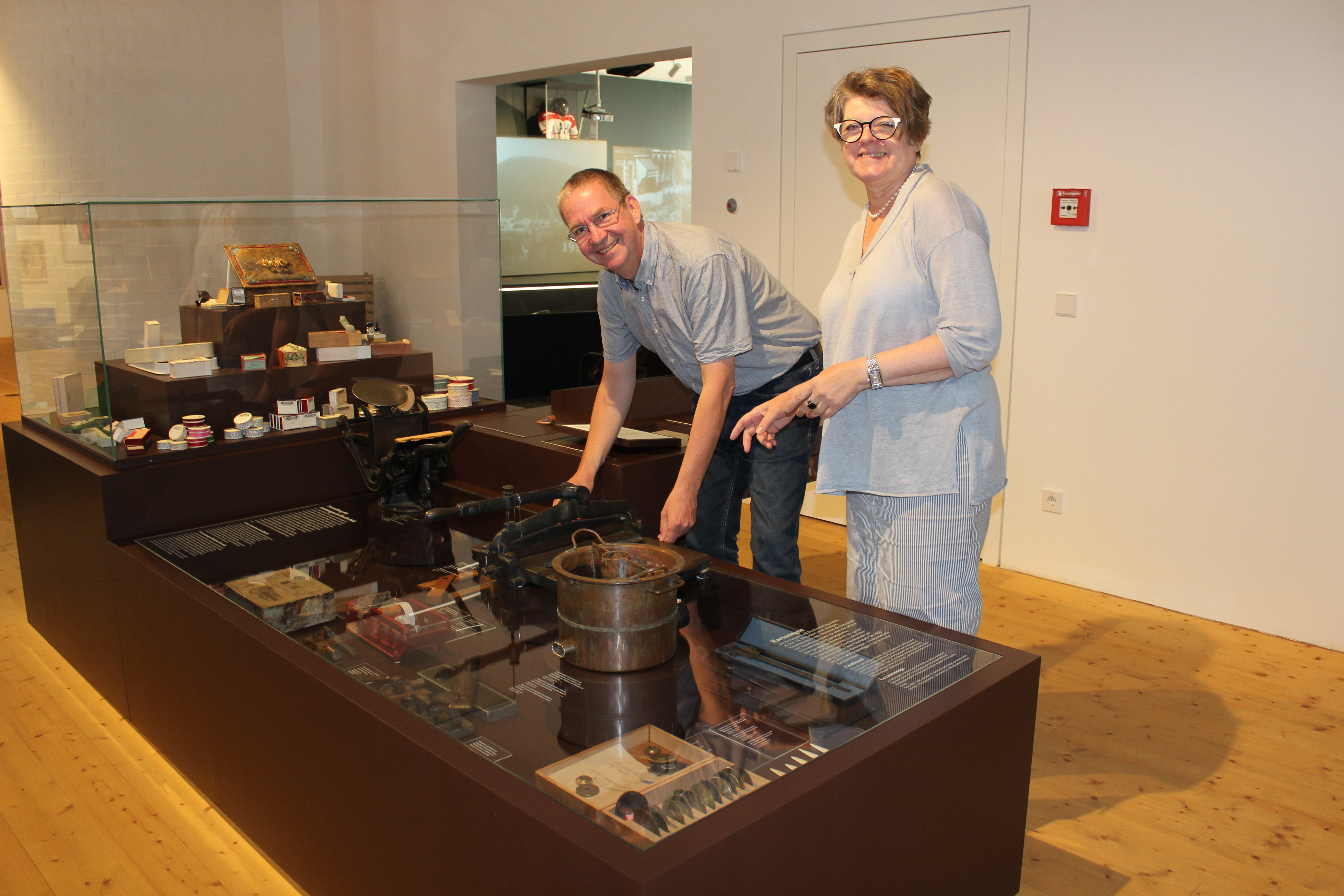 Stadthistoriker Thorsten Mietzner und Museumsleiterin Gabriele Bohnert zeigen die Lahrer "Schächtili".