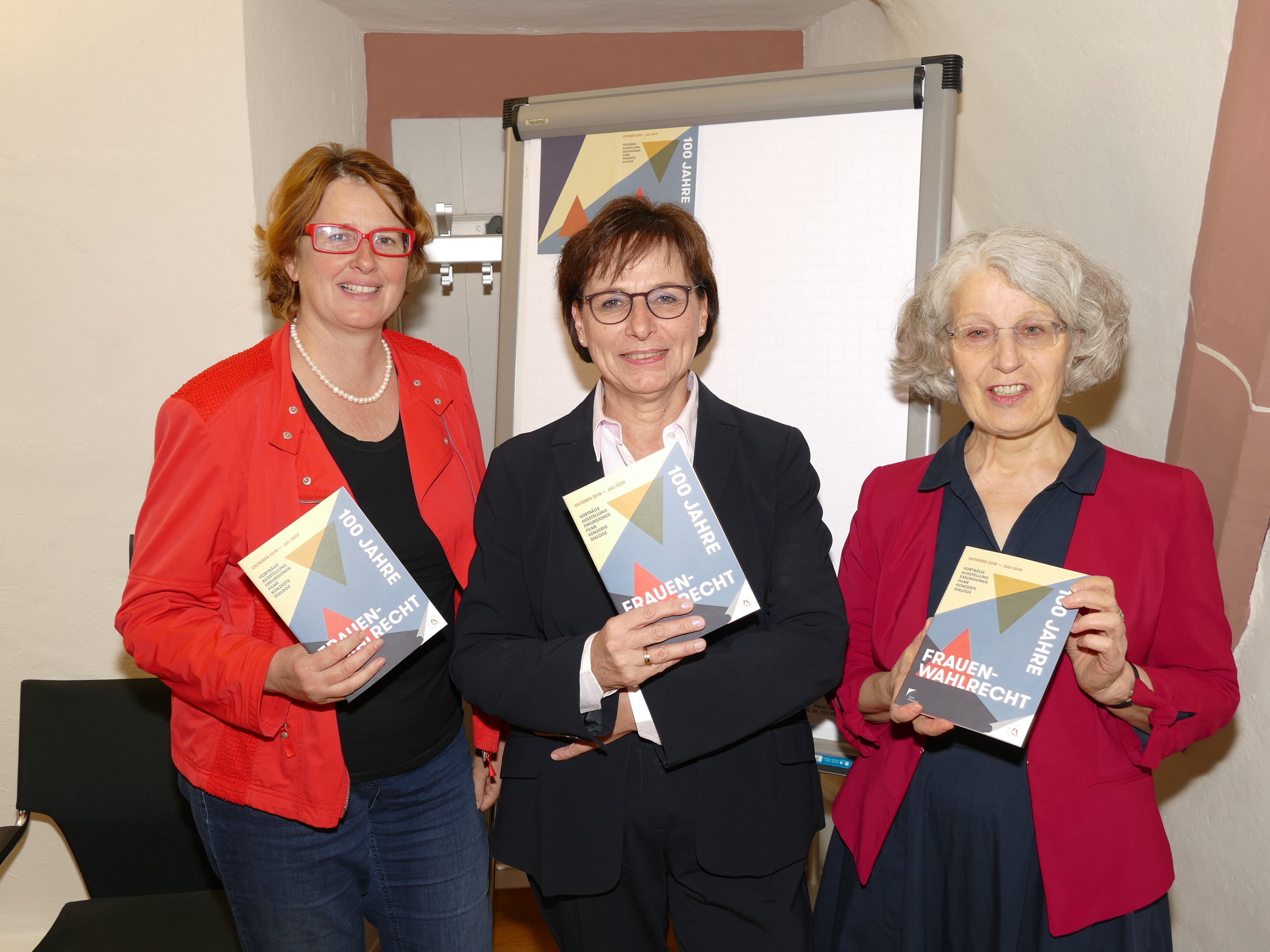 Drei starke Frauen: Kulturchefin Carmen Lötsch, Oberbürgermeisterin Edith Schreiner und Gleichstellungsbeauftragte Regina Geppert (v. l.) stellen das Programm zum Jubiläum "100 Jahre Frauenwahlrecht" vor.