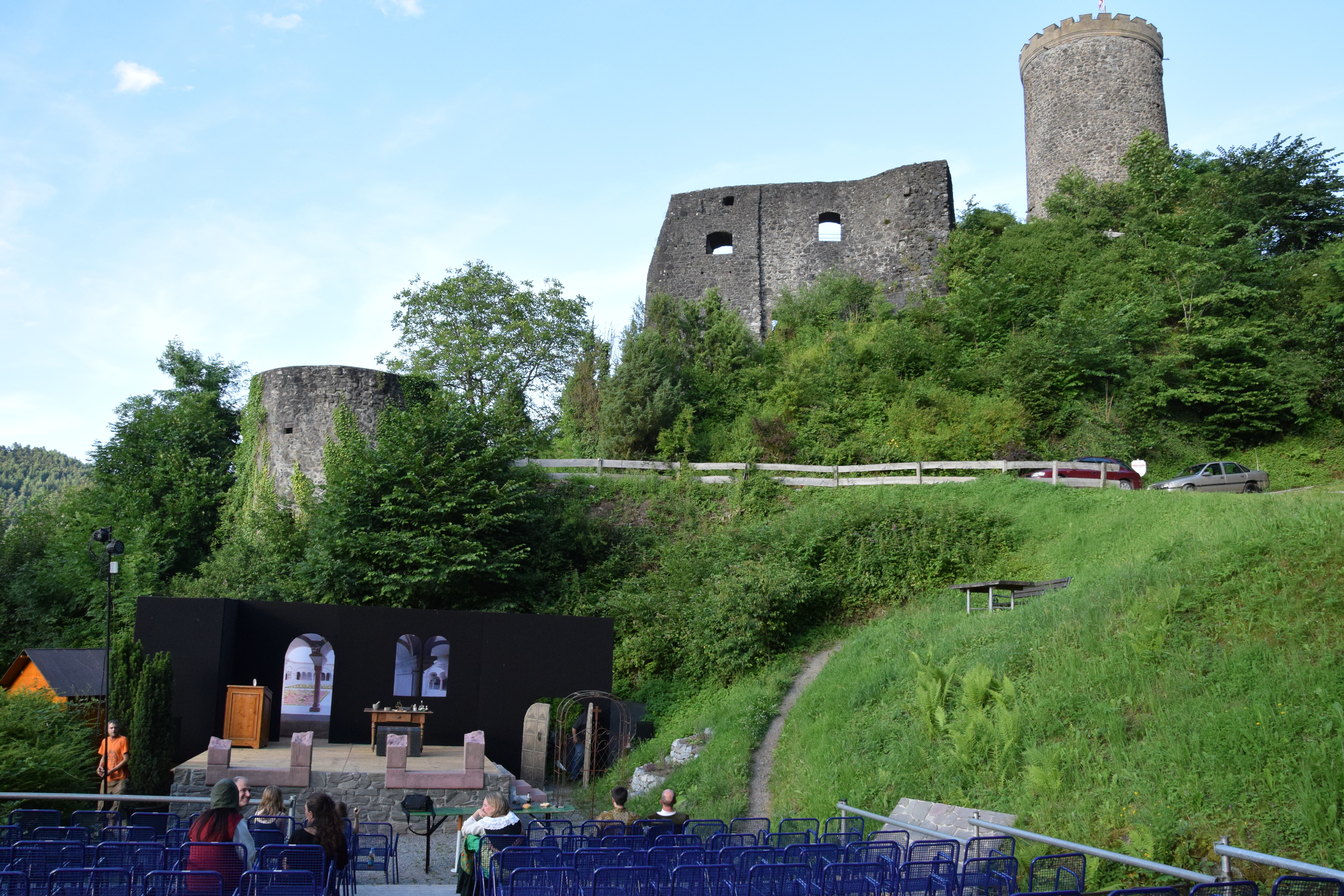 Die Burg Husen als Kulisse bei den Hausacher Burgfestspielen