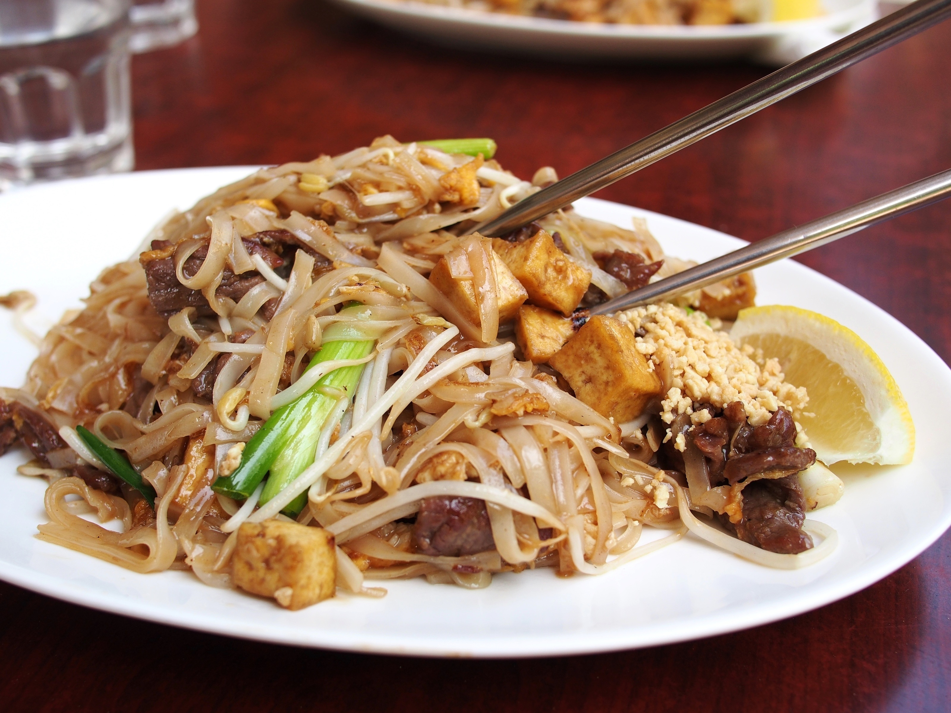Ein typisches Pfannengericht sind Phat Thai, gebratene Nudeln mit Ei und Knoblauch.