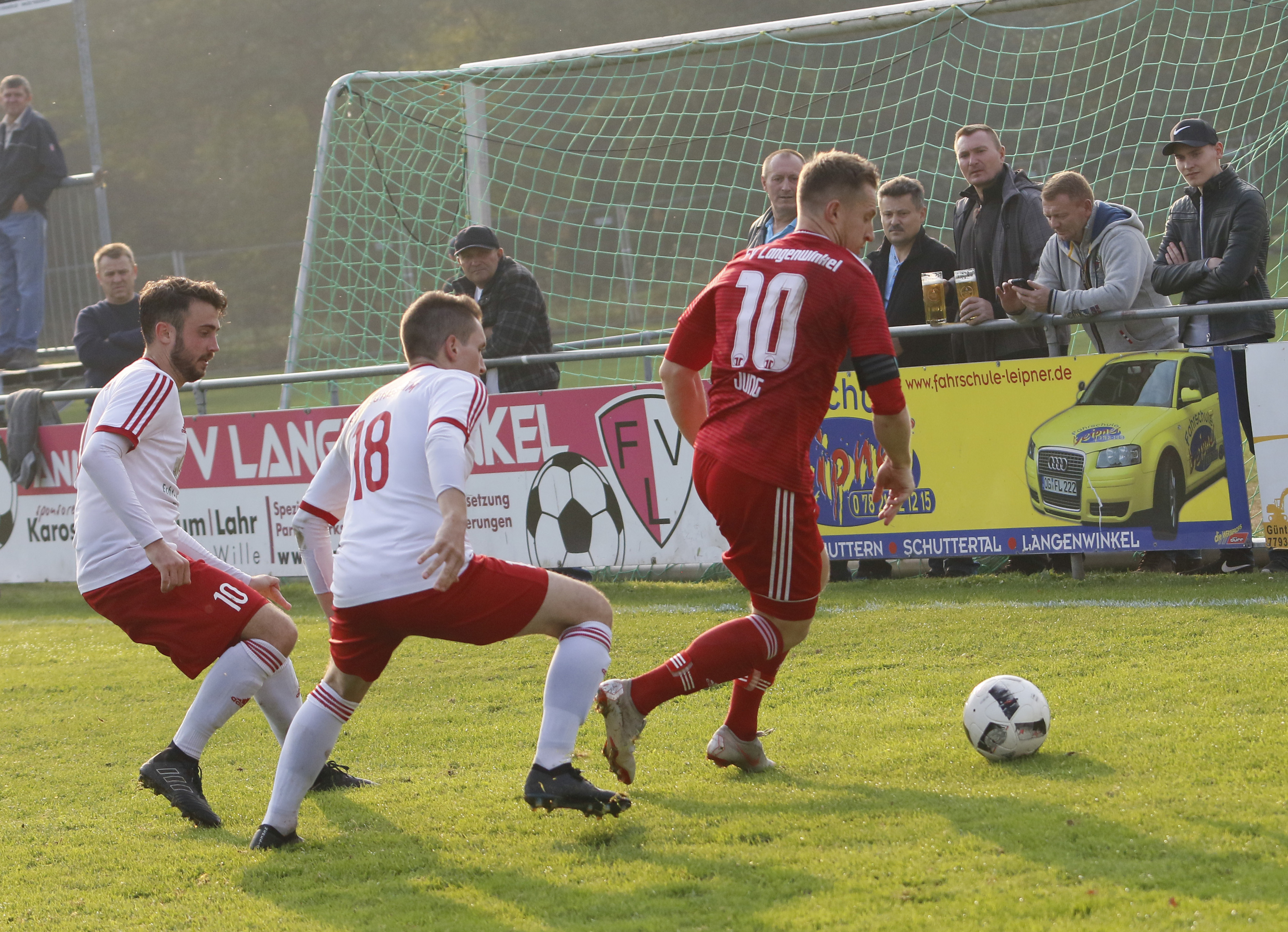 Der FV Langenwinkel (rotes Trikot) verlorin einem torreichen Spiel mit 4:5 gegen Elchesheim.