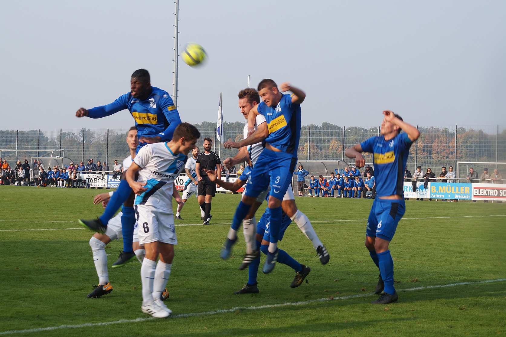 Die Oberacherner Abwehr (blaues Trikot) hatte gegen Bissingen alles im Griff und ließ keinen Treffer zu.