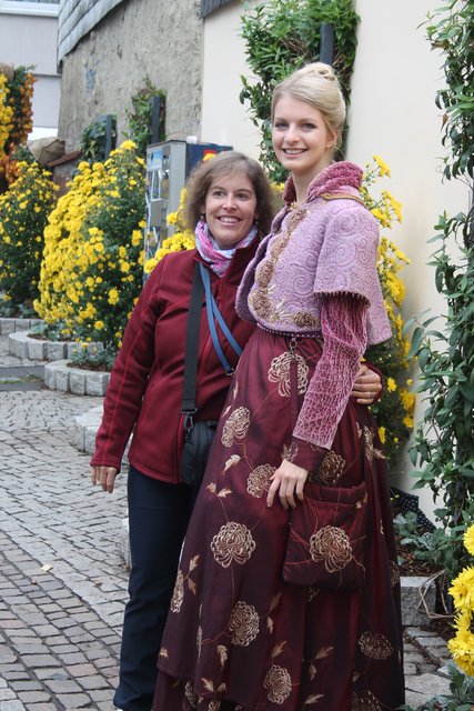 Charmante Botschafterin: Auf dem Weg zum Empfang lässt sich Sonja Moser mit Besuchern fotografieren. | Foto: Glaser