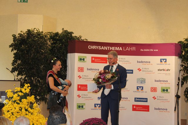 Verabschiedung der Chrysanthemenkönigin 2017. Lea Johanna Gruenwald hatte ihr Baby dabei. | Foto: Glaser
