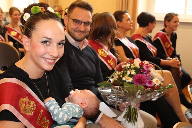 Die Chrysanthemenköniginnen der vergangenen Jahre. Lea Johanna Gruenwald hatte ihr Baby dabei.