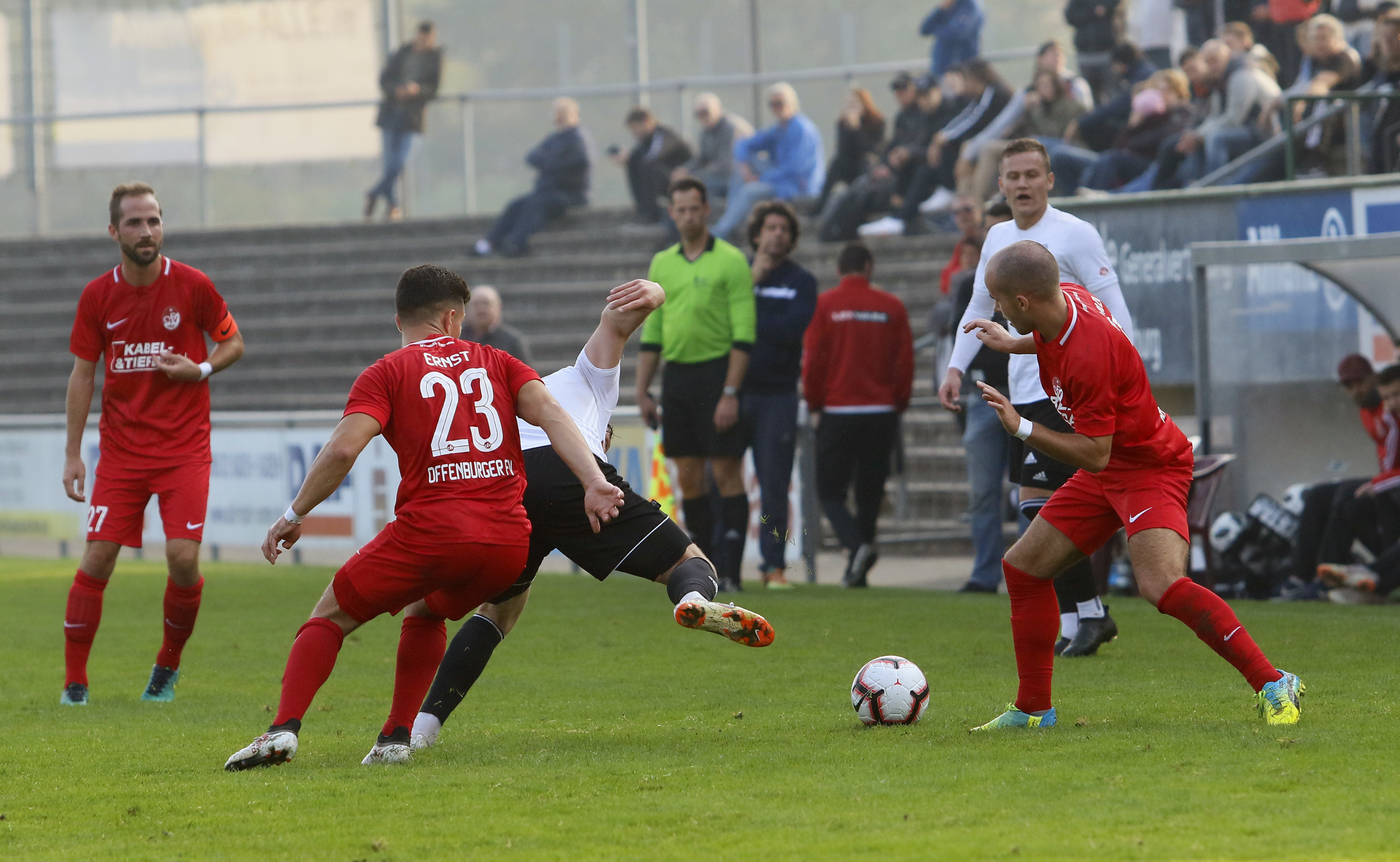 Der Offenburger FV (rotes Trikot) gewann das Spitzenspiel gegen den Freiburger FC mit 1:0.