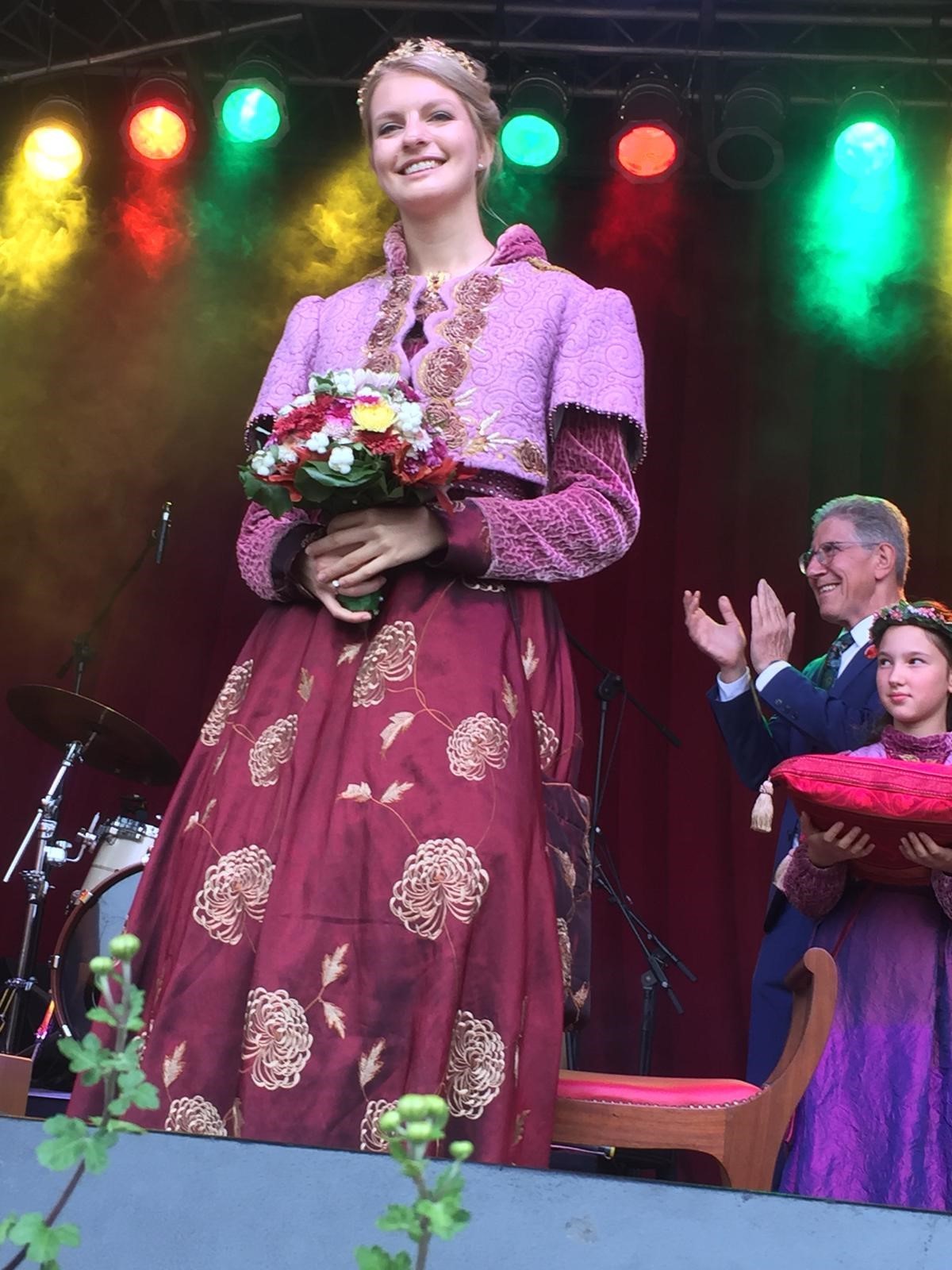 Sonja I. nach der Krönung