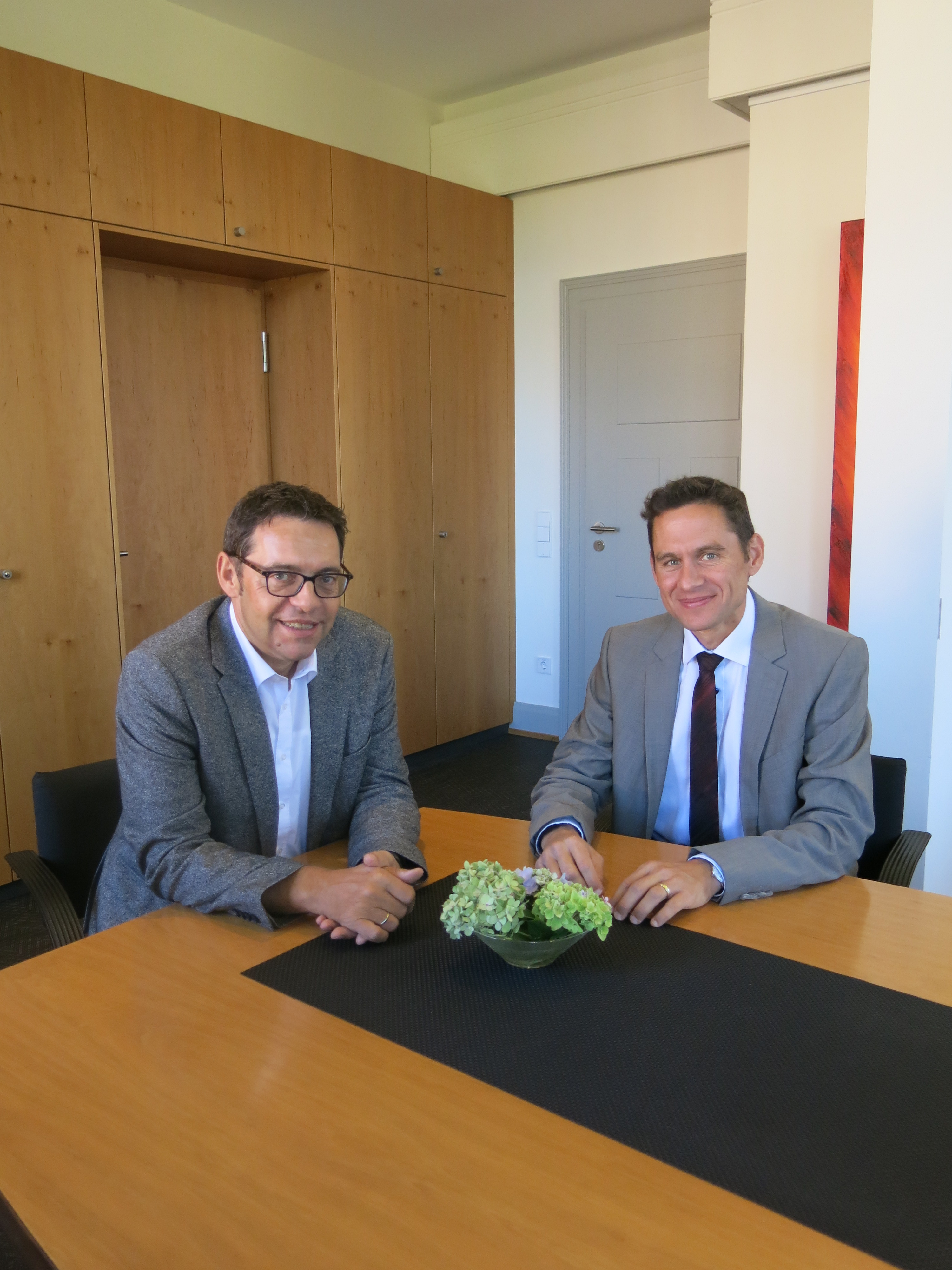 Oberbürgermeister Klaus Muttach (links) mit Ralf Schneider
